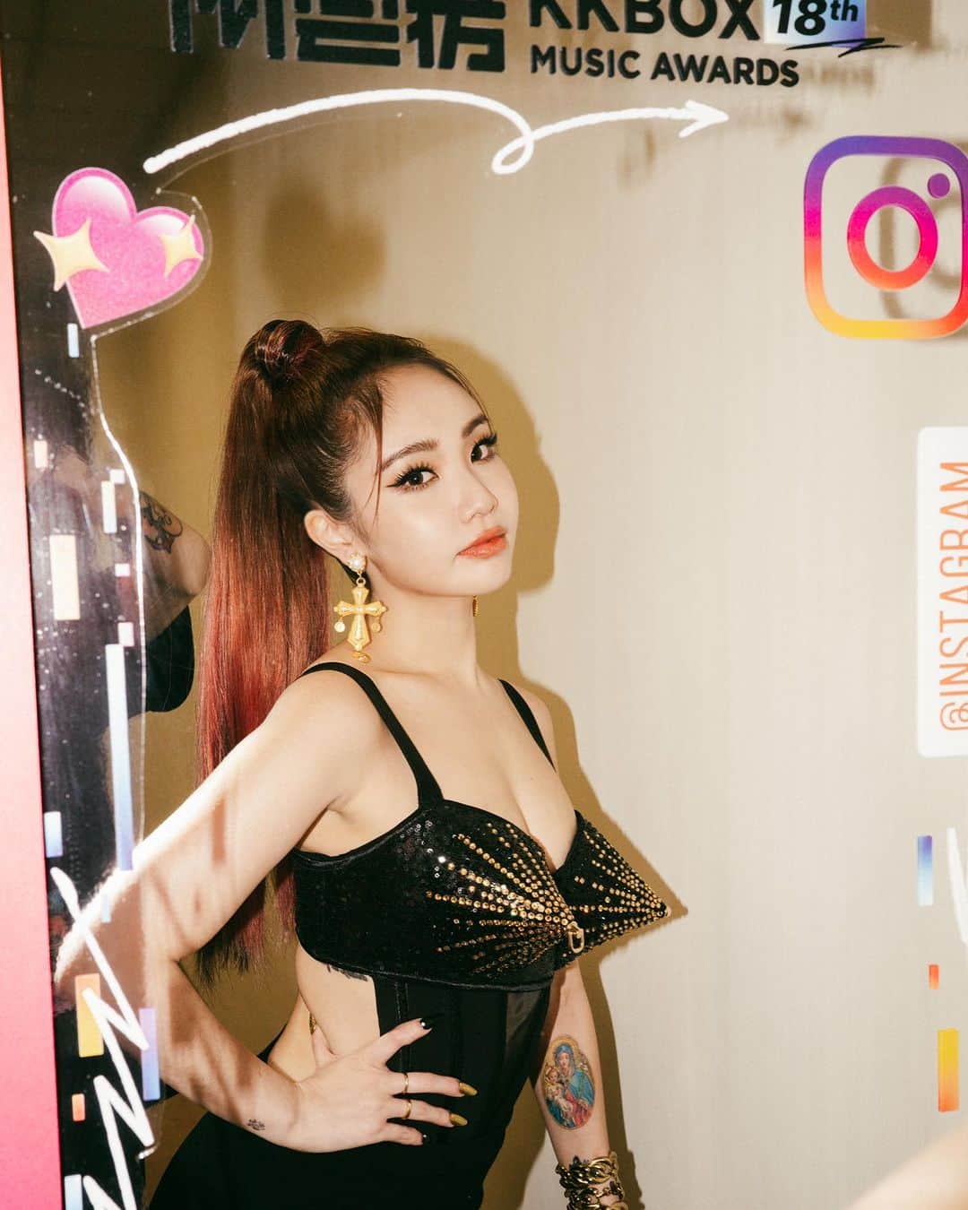 Kimberley Chenのインスタグラム：「KMA was such a vibe ✨ so much love to everyone that made it a special night 🫶🏻 my girl @matcha_cha 💕  #KMA2023 #MATCHxKIMBERLEY #第18屆KKBOX風雲榜 @versace @fwrd」