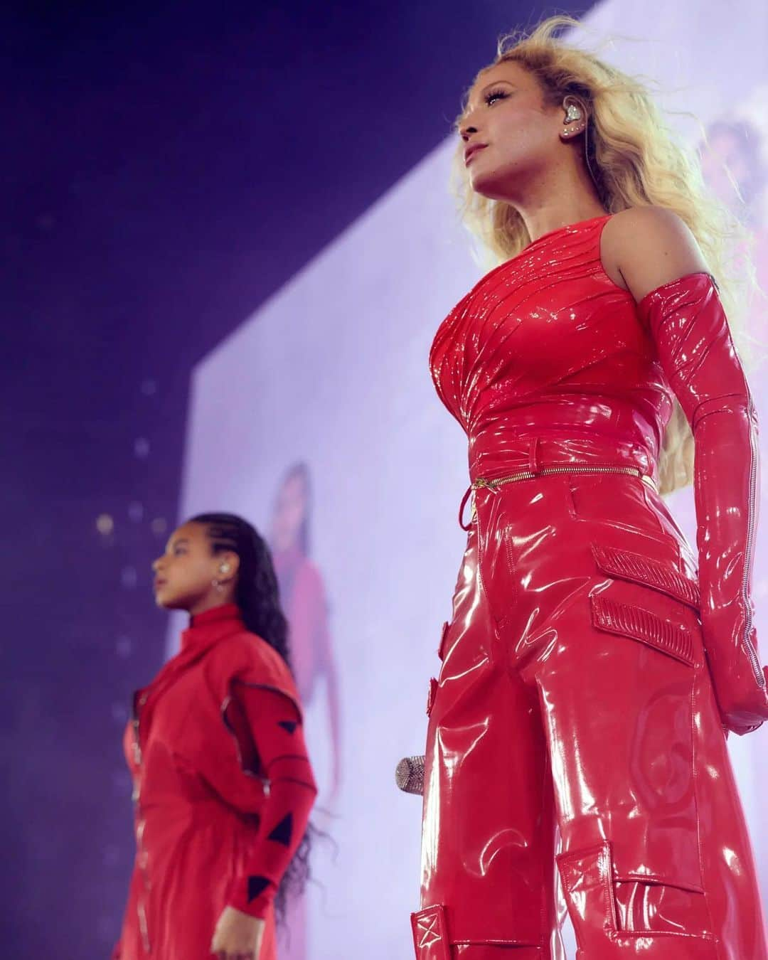 バルマンさんのインスタグラム写真 - (バルマンInstagram)「RENAISSANCE WORLD TOUR @beyonce goes bold for Los Angeles Night 2 on her Renaissance World Tour in bespoke Balmain. The star took the stage in a custom red look featuring a draped, wet-effect bodice, complete with cargo pant and opera gloves. The full vinyl ensemble by @olivier_rousteing expertly highlights the house’s famed savoir-faire. #BALMAINARMY」9月4日 18時09分 - balmain