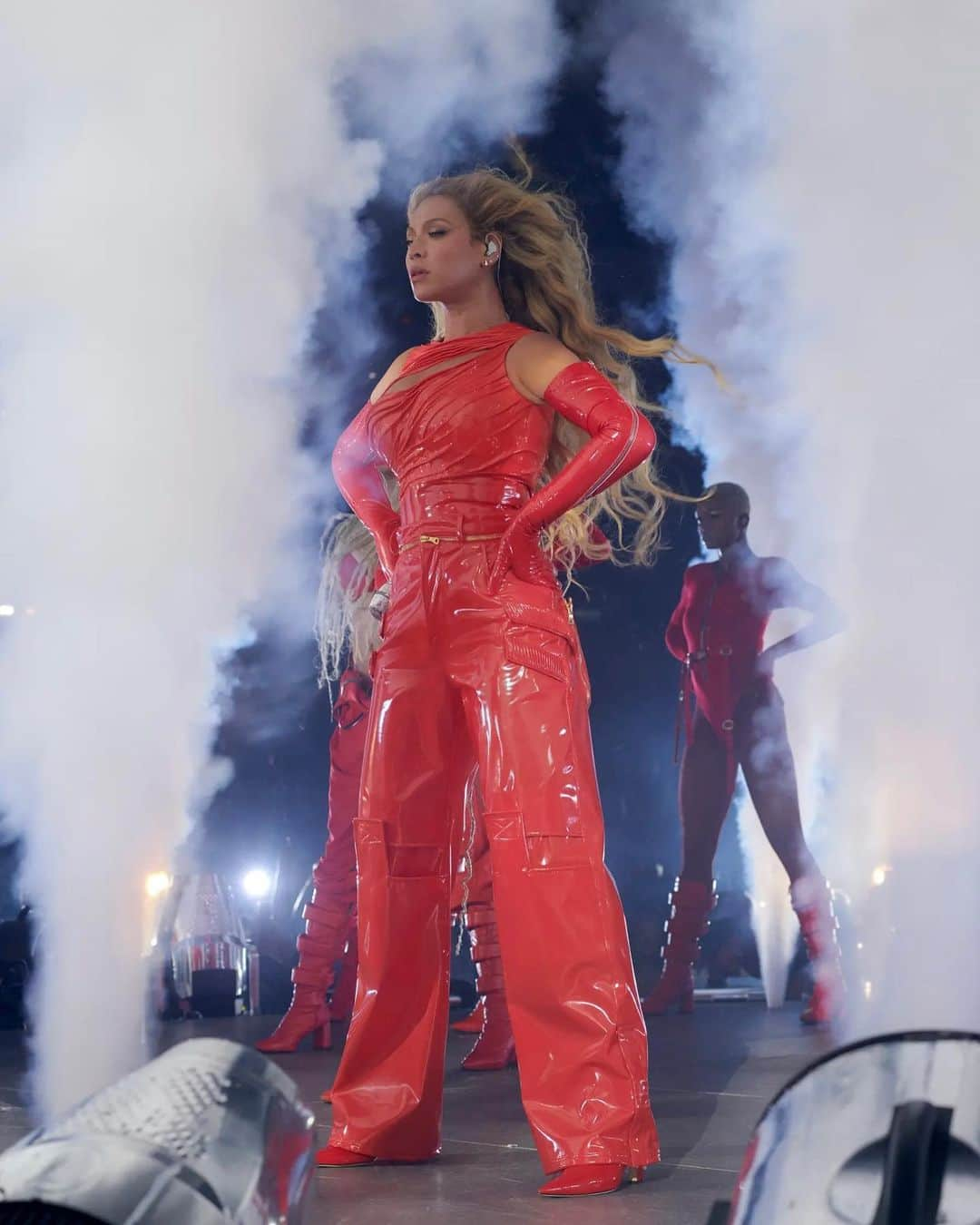 バルマンさんのインスタグラム写真 - (バルマンInstagram)「RENAISSANCE WORLD TOUR @beyonce goes bold for Los Angeles Night 2 on her Renaissance World Tour in bespoke Balmain. The star took the stage in a custom red look featuring a draped, wet-effect bodice, complete with cargo pant and opera gloves. The full vinyl ensemble by @olivier_rousteing expertly highlights the house’s famed savoir-faire. #BALMAINARMY」9月4日 18時09分 - balmain