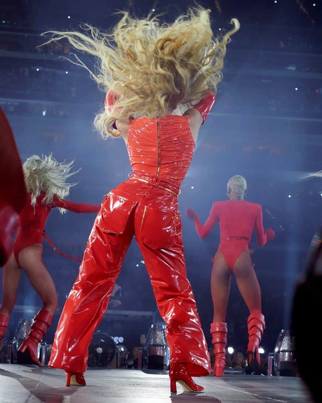 バルマンさんのインスタグラム写真 - (バルマンInstagram)「RENAISSANCE WORLD TOUR @beyonce goes bold for Los Angeles Night 2 on her Renaissance World Tour in bespoke Balmain. The star took the stage in a custom red look featuring a draped, wet-effect bodice, complete with cargo pant and opera gloves. The full vinyl ensemble by @olivier_rousteing expertly highlights the house’s famed savoir-faire. #BALMAINARMY」9月4日 18時09分 - balmain