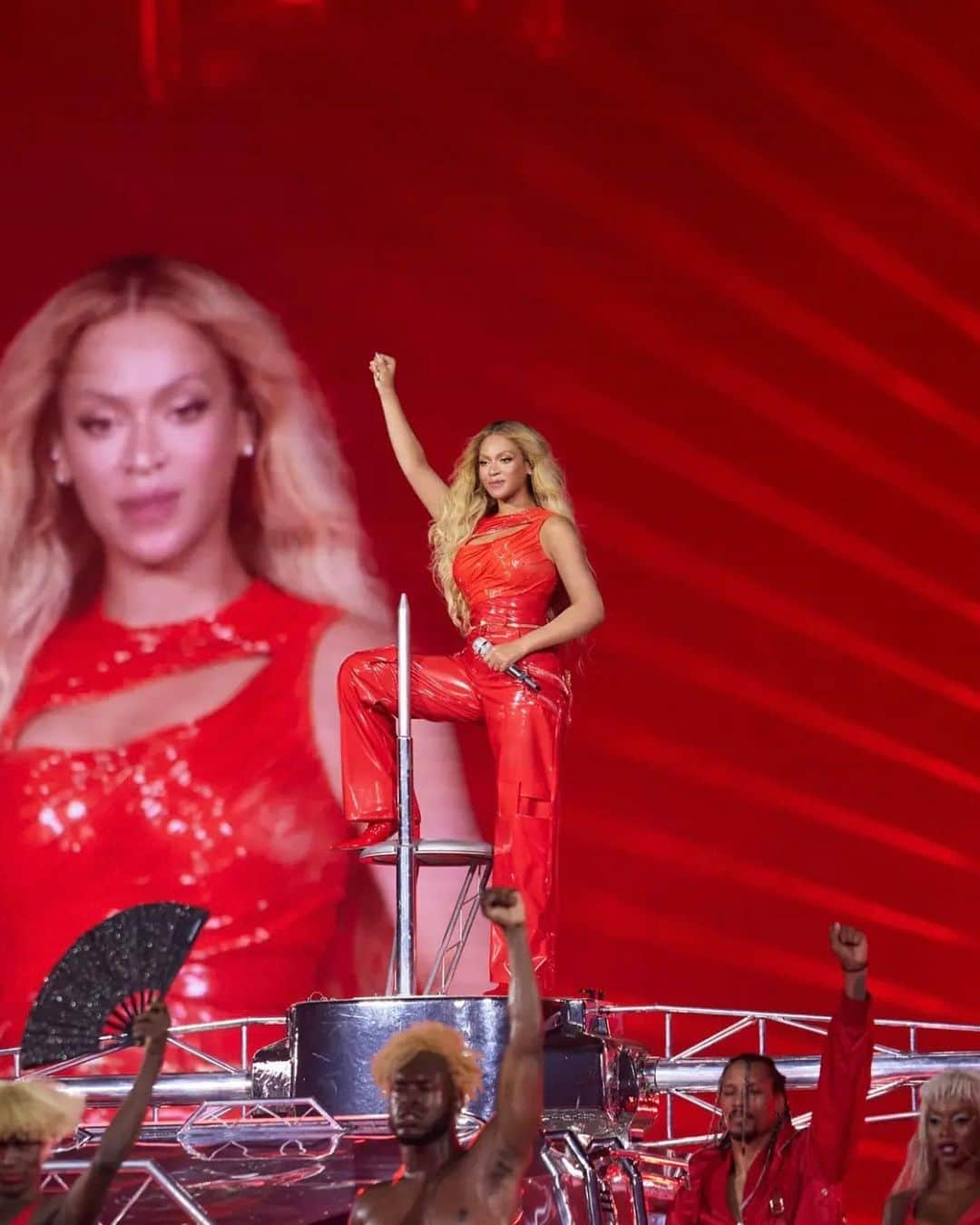 バルマンさんのインスタグラム写真 - (バルマンInstagram)「RENAISSANCE WORLD TOUR @beyonce goes bold for Los Angeles Night 2 on her Renaissance World Tour in bespoke Balmain. The star took the stage in a custom red look featuring a draped, wet-effect bodice, complete with cargo pant and opera gloves. The full vinyl ensemble by @olivier_rousteing expertly highlights the house’s famed savoir-faire. #BALMAINARMY」9月4日 18時09分 - balmain