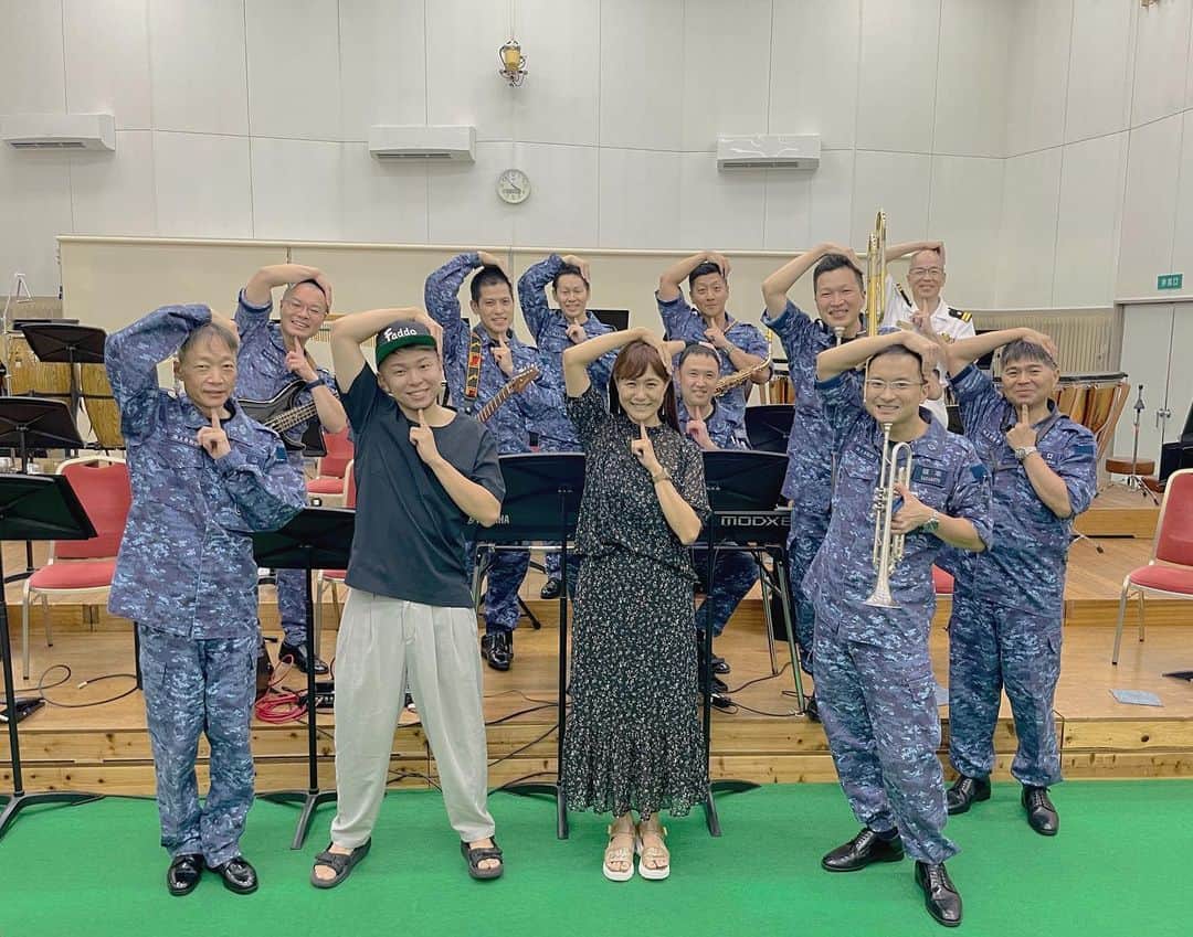 中嶋ユキノのインスタグラム：「#海上自衛隊舞鶴音楽隊 のみなさんと、 #宗本康兵 くんと、 「なんでなの！？」ポーズ🤷🏻‍♀️✨  みなさま、ありがとうございました🫡🫡🫡🫡🫡‼️  🎶ミュージックビデオはこちら🎶 https://youtu.be/1T9wPw84g1A?feature=shared  #海上自衛隊 #舞鶴 #舞鶴音楽隊  #中嶋ユキノ  #シンガーソングライター #nakajimayukino #singersongwriter #作詞作曲 #おすすめ #おすすめ曲 #songwriter #songwriting  #singer #singing #singerlife  #japan #作詞 #作曲  #applemusic #linemusic #spotify #youtube #ove #music」