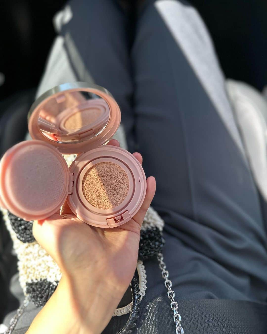 鈴木詩織さんのインスタグラム写真 - (鈴木詩織Instagram)「@paulandjoe_beaute 9/1に発売されたアイテムがとっても好みでした🤍✨ 【PAUL & JOEシースルー ヴェール コンパクト、パフ付専用ケース】  プライマーも人気だけど、美素肌に仕上げてくれるオールインワン・クッションコンパクトなのです🫡  美容液成分が約90%配合されていて、スキンケアをしているかのようなうるおい感で肌を満たしくれます🙆🏻‍♀️ 乾燥によりくすみがちな肌に明るい印象を与えてくれるので、ベースメイクがより一層映える肌に導いてくれるよん！  専用パフでやさしくトントンと置くようにして塗布すると誰でも簡単に美しく仕上げることができるよん✨ 別売りの「パフ付専用ケース」にセットして使うよ。  肌のトーンがアップするのはもちろん素肌に近い感じで綺麗に見せてくれるし、オールインワンだからこれだけで完成するのがありがたい🥹💗  使用したカラーは“01ライトカラー“です✔︎  ⁡  ⁡  #PR#ポールアンドジョー#ポルジョ#ファンデーション#化粧下地#美容液#シースルーヴェールコンパクト#デパコス#秋コスメ#新作コスメ#オールインワンクッションコンパクト#美素肌フィクサー」9月4日 18時20分 - shiorin0802suzuki