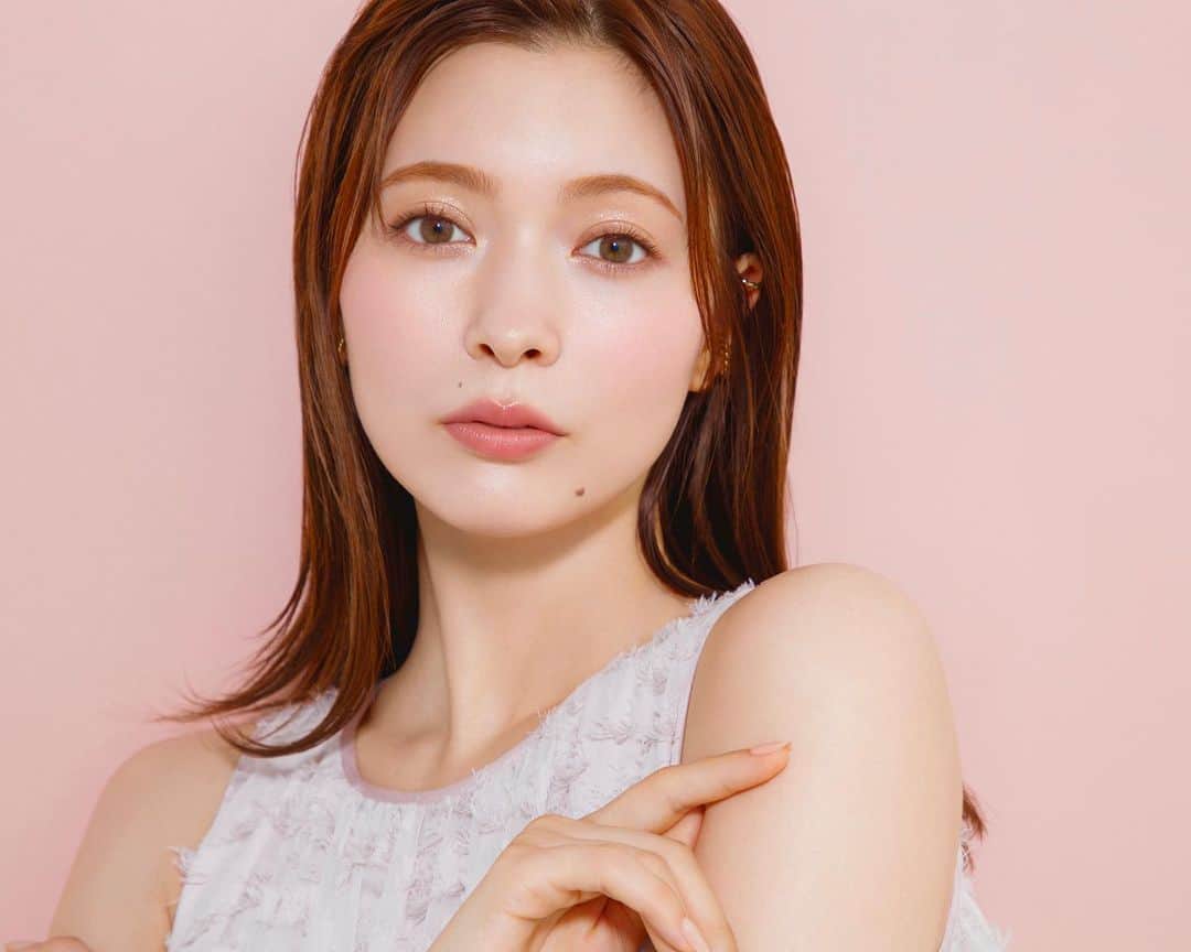 菊地泰久のインスタグラム：「@alilouss  @paulandjoe_beaute  @vocemagazine  @sayoko_yoshizaki  @eskurumiaya  @yasuhisa_kikuchi   #八木アリサ #ポールアンドジョー #voce #菊地泰久 #yasuhisakikuchi #beauty #makeup #fashion #portrait #jewelry #gravure #shooting #photography #photographer #model #studio」