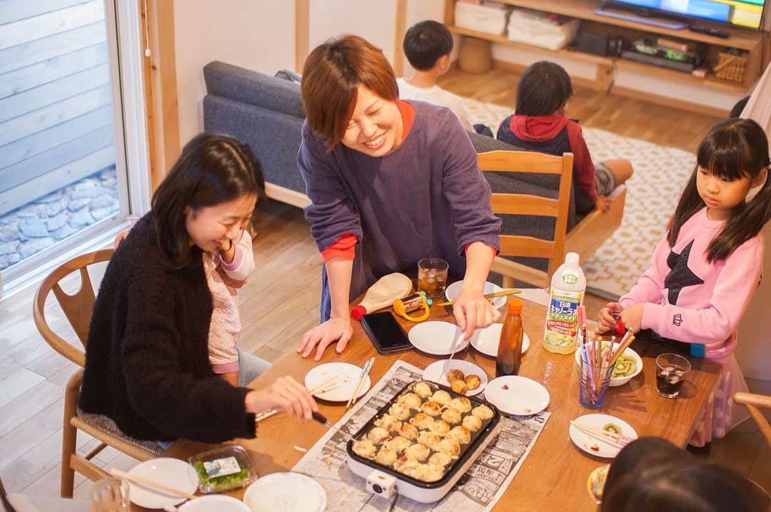 田中工務店／大阪／木の家さんのインスタグラム写真 - (田中工務店／大阪／木の家Instagram)「. みんなが集まりたくなる家  ちょうどいい広さで、無駄がないLDK  友達も子どもたちも一緒に楽しめる。  #tanakakomuten_living #tanakakomuten_dining #tanakakomuten_kitchen   すべての人に、豊かな人生を。 @tanaka.komuten は、大切な人との豊かな時間という価値を、設計士とつくる木の家づくりを通してお客様にお届けしたい、大阪北摂・吹田市にある工務店です。ぜひフォローください🤲🏻✨  誰も教えてくれない『住まいのレシピ』をメルマガ📮で好評発信中。詳細は @sumai.no.recipe をご覧ください。  #工務店がつくる家 #家づくり記録 #家づくりアイデア #暮らしの記録 #田舎暮らし #木の家 #家づくり記録 #家づくりアイデア #暮らしの記録 #田舎暮らし #育児日記 #北摂ママ #ベビスタグラム #部屋作り #おうちづくり #注文住宅 #大阪注文住宅 #新築 #マイホーム #マイホーム #dIY #dining #living #kitchen  #丁寧な暮らし ＃interior #インテリア  @hokusetsu_camp 絶賛応援中 北摂でキャンプをしよう🏕✨」9月4日 18時19分 - tanaka.komuten