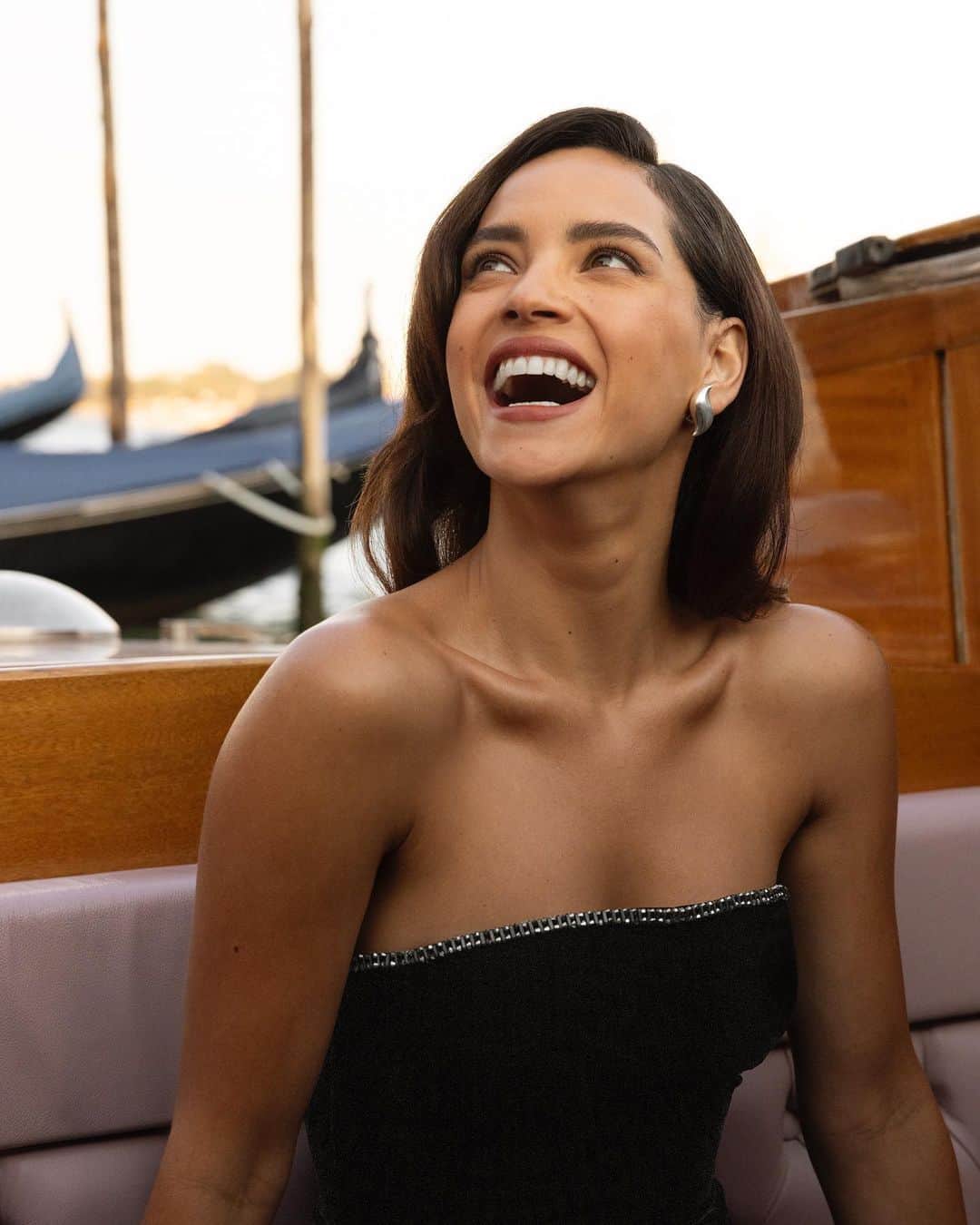 Armani Beautyさんのインスタグラム写真 - (Armani BeautyInstagram)「Show-stopping smile. Ready to embrace the Venitian atmosphere, @AdriaArjona, Face of Armani beauty, wears LIP POWER in shade 203 ahead of the exclusive cocktail hosted by Mr. Armani.  @GiorgioArmani @labiennale   Makeup: @babskymakeup  Hair: @jennifer_yepez Styling: @sandraamador.xx  #Armanibeauty #Armanimakeup #BiennaleCinema2023 #Venezia80 #AdriaArjona #ArmaniLipPower」9月4日 18時12分 - armanibeauty