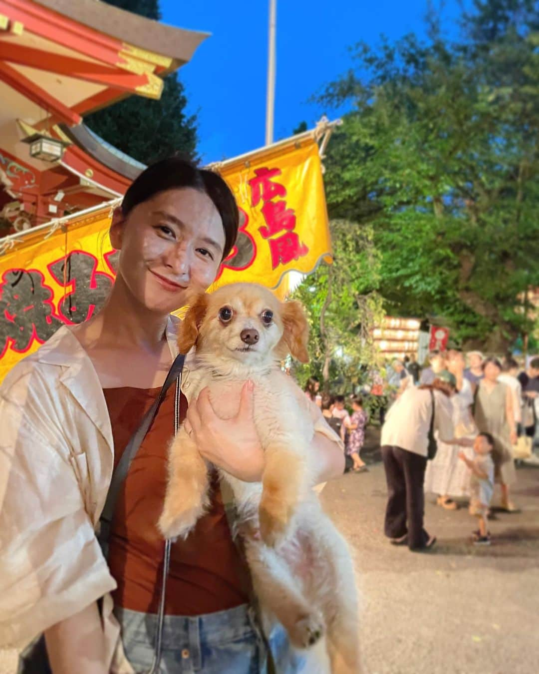 海下真夕さんのインスタグラム写真 - (海下真夕Instagram)「. お久しぶりの投稿🍌  夏が夏すぎて☀️ 毎日ヘロヘロですが。 大好きなお祭りが7月，8月，9月たくさん開催されててとっても嬉しい😊 チョコバナナ、ベビーカステラが好き❤️  最近のメイクは日焼け止め塗って、コンシーラーを 部分的に、肌はツヤ感出して、眉毛、口紅だけで 目元のメイクはせずに涙袋にラメだけっていうのが マイブームです💄 肌が軽くなって夏使用です💡  お休みの日のお出かけも、🐶がいるので夕方以降とか 涼しい時間多め。 こんなに暑くなくていいのになぁ〜🥵  まだまだ残暑、乗り切っていきましょう〜😌  #お祭り #夏 #夏の思い出 #いぬのいる暮らし  #いぬのいる生活  #チワックス」9月4日 18時12分 - kaigeworld