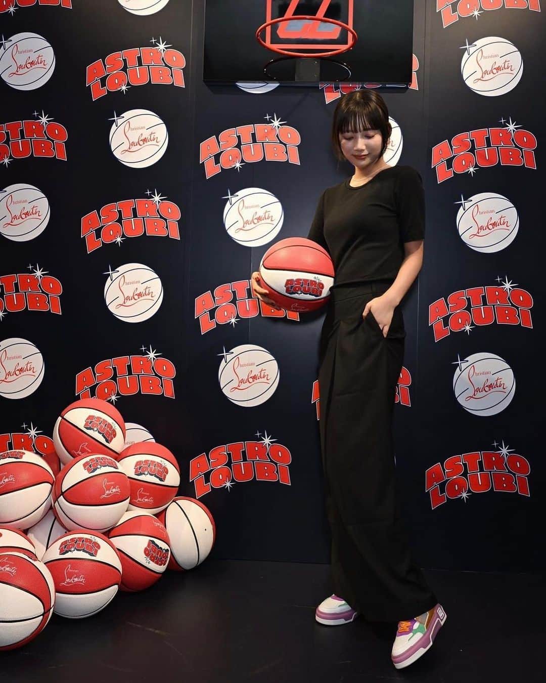 MOMOEのインスタグラム：「@louboutinworld   ルブタンの8/30（水）より発売の新作スニーカー、ASTROLOUBIの日本上隆イベントにお伺いしてきました！✨  バスケットボールの世界感をテーマに、斬新な配色で、唯一無二な存在感を演出してくれます！ 8/30(水）より発売です👟  #Christianlouboutin #クリスチャンルブタン #pr」