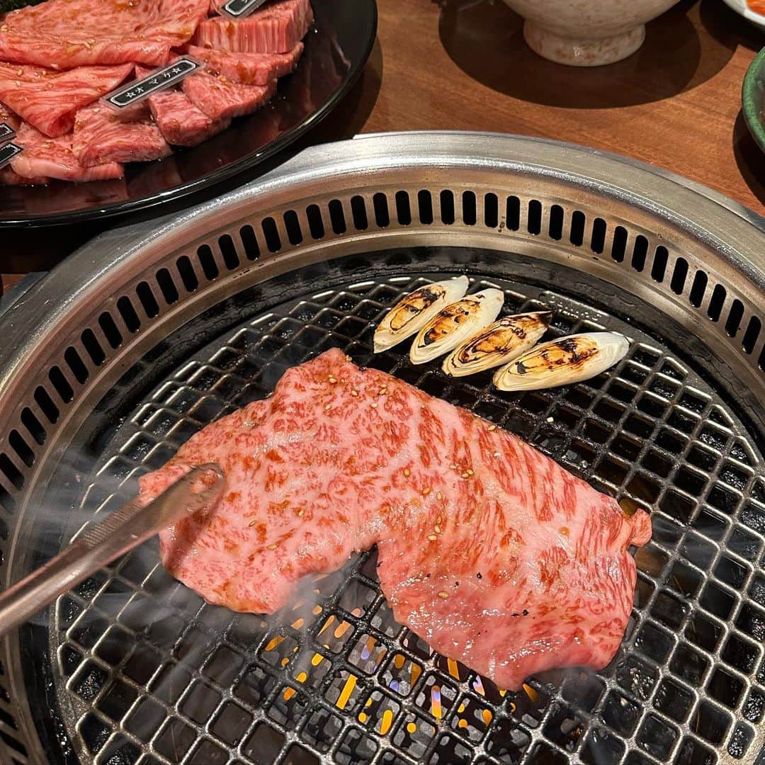市原彩花さんのインスタグラム写真 - (市原彩花Instagram)「東京でタンが旨い焼肉屋と言えば！静龍苑❤️‍🔥 @seiryuen.jp  一口目の感動やばいよ🥹 移転後初めて伺ったけど、お店が綺麗&個室もあって清澄白河駅から近くてパワーアップしてました❤️‍🔥  予約困難店だけど、毎月15日か翌日に電話が繋がりさえすれば予約取れるので気合いで掛けまくろう☎️  そして私はシンガポールに1カ月ぶりに帰ってきたよ🇸🇬 そして明日からヨーロッパ😇え  #静龍苑#seiryuen#牛タン#タン#焼肉#東京焼肉#東京グルメ」9月4日 18時20分 - ayaka_ichihara