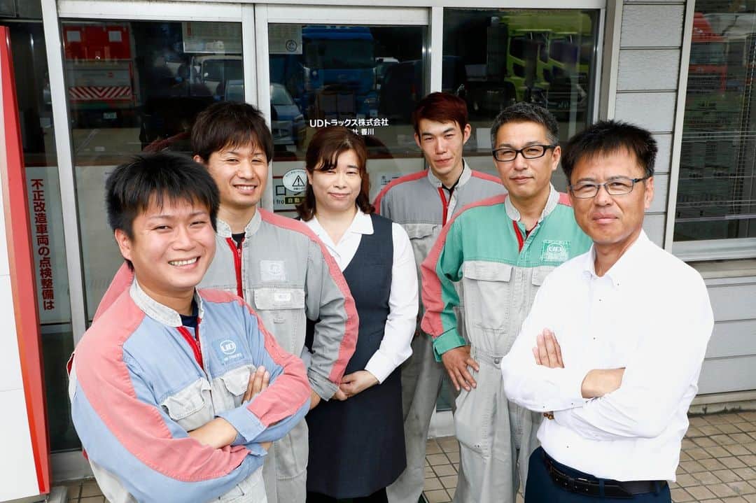 のインスタグラム：「English follows Japanese 今週は香川カスタマーセンター(CC)の紹介です。  香川CCがある高松市は讃岐うどんの本場です。麺の断面がキレイな四角で、モチモチとした食感が特徴的です。観光客のみならず地元の方からも永く愛される名店が数多く存在します。  香川CCは西は愛媛県四国中央市から東は香川県東かがわ市まで、県をまたいで幅広いエリアのお客様にサービスを提供させて頂いております。若手スタッフが中心に一丸となってサービス品質の向上に努めております。  This week we introduce the Kagawa Customer Center (CC) in Kagawa Prefecture.   Takamatsu City, where Kagawa CC is located, is the home of delicious Sanuki Udon. It is characterized by its square shape and chewy texture, and there are many famous restaurants that serve it.   Kagawa CC serves customers across a wide area of the prefecture and the energetic staff work together to always put quality first.  #udtrucks #udトラックス #香川 #kagawa #整備工場 #トラック #truck」