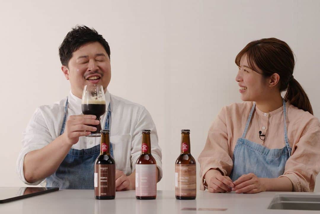 ぐっち夫婦さんのインスタグラム写真 - (ぐっち夫婦Instagram)「念願の…！クラフトビールを作りました🙋‍♂️数量限定ネット発売！   昔クラフトビール屋で働いていたこともあって、 いつかオリジナルビールを作りたいと思っていたのですが  この度、嬉しくも、このような機会をいただき タカラスタンダードさん（@takarastandard）とコラボして クラフトビールを監修させていただきました🍺🙋‍♂️ うれしい・・・   日本・世界のさまざまなビールを飲んでいる僕が 作りたい味で3種類作っています！！ 自信のビールです！ぜひ飲んでいただきたいです＾＾  🍻購入場所は下記にて https://kotobuki.handcrafted.jp/     コラボしたのはタカラスタンダードさん！   タカラスタンダードさんのホーローシステムキッチン ブランド「レミュー」の、フルリニューアルを記念して キッチンの「デザインカラー」に合わせた クラフトビールを作っています！  実際に工房に出向いたり試飲を繰り返し、 うまいものができました^ ^   ▼ビール詳細 🍺1つめは「スポルテッドビーチ」という 木目柄をイメージして作った 口当たりが軽く、飲みやすいペールエール。   🍺2つめ「ストーンロゼ」という ピンクと白のグラデーションが特徴的な 大理石柄をイメージして作った 甘さと酸味が絶妙なフルーツビール。   🍺3つめは「ゼブラウッド」という ビンテージ感あふれる希少な木目柄をイメージして コク深く、重厚感のある黒ビール。   ▼購入場所 ネット販売しています。 一緒に作らせていただいた 「BREWPUB STANDARDさん」のECサイトから 300セット限定でご購入いただくことが可能です！ https://kotobuki.handcrafted.jp/ ※予約販売期間：2023年11月30日まで    今回、タカラスタンダードさんのキッチンを見学させていただき、 また、クラフトビール工房も見学させていただいたので、 どちらも職人の手で思いを込めて丁寧に作られているのを実感し、 共通点を感じました＾＾   また、今回クラフトビールを開発するにあたって、廃棄されるはずだった規格外のお米やイチゴを使うことにこだわりました。 これは、タカラスタンダードさんのホーローも、長持ちでリサイクル可能な環境に優しい素材なので、クラフトビールにもSDGsの想いをのせたいと強く思ったためです✨   ほかにも！ クラフトビールの特徴や開発への想いを語った インタビューなどが公開されているので、 ぜひ特設サイトをご覧くださいね＾＾ https://www.takara-standard.co.jp/product/system_kitchen/lemure/new/beer/     ▼こちら、タカラスタンダードさんの公式アカウントにて @takarastandard   ぐっち夫婦の今日なにたべよう？🙋‍♂️🍽🙋‍♀️   ***   🐣お知らせ🐣   📘✨好評発売中！ 「いろいろつくってきたけど、やっぱりこの味」   🎦 YouTube 【ぐっち夫婦のふたりごはん】でも レシピ配信しています〜！ 遊びにきてね🙋‍♂️🙋‍♀️ @gucci_fuufu   💬 LINEでレシピ検索できます！ @gucci_fuufu にて   ☻☻ⒽⒺⓁⓁⓄ☻☻   #タカラスタンダード #レミュー #クラフトビール #ビール #SDGs #ぐっち夫婦 #PR」9月4日 18時21分 - gucci_fuufu