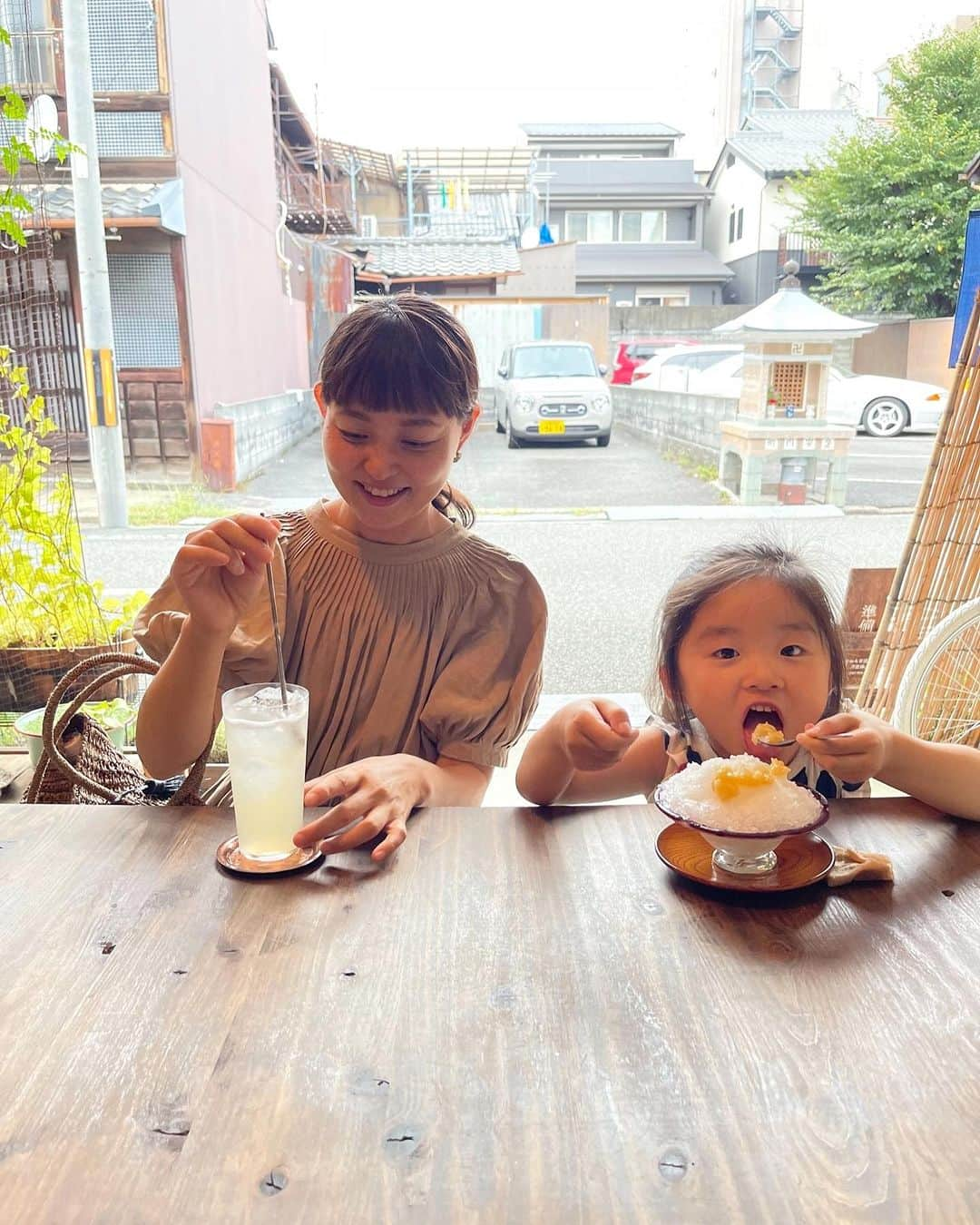 青山有紀さんのインスタグラム写真 - (青山有紀Instagram)「この日はペルーちゃんの娘ちゃんと2人で公園デート💗 以前娘ちゃんに高熱が出た時、#青家の酵素シロップ　水割りに天然塩を少し入れて飲ませてたら良くなった、と教えてくれました。抗生物質が飲めないから助かった、と🙏✨ この日も冷やした酵素シロップ水割りを自分でガブガブ飲んでくれてて、うれしくてじーんときた💗✨ 小さな子供さんも安心して飲めるあおやの酵素シロップ💕 それを作り続けられているのも、素晴らしい食材を育ててくれる生産者さんと、この酵素シロップを選んでくださる皆さんのおかげです✨ありがとうございます🙏❤️✨ たっぷり遊んだ後は、お迎えに来てくれたペルーちゃんと3人でかき氷🍧 すてきな夏の思い出がまた増えた☀️💓 @ru_haku」9月4日 18時22分 - yukiaoya