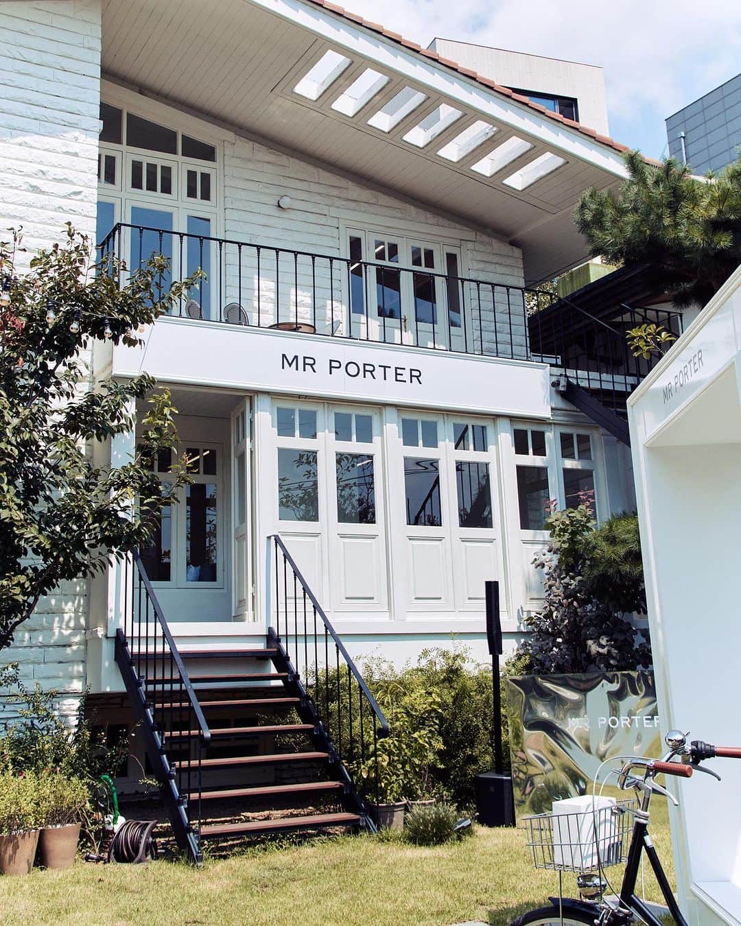 MR PORTERのインスタグラム：「MR PORTER in Seoul | Last week, the MR PORTER popped up in Itaewon to showcase the standout pieces of the season. Alongside getting a first-look at our favourite luxury styles, guests enjoyed cocktails, coffee and installations from Korean contemporary artist, Mr. Youngmin Kang.   Here's a look at what we got up to. #MRPORTER #MRPORTERInSeoul #미스터포터 #미스터포터인서울」
