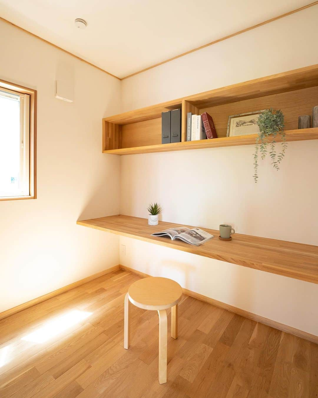 クボタ住建さんのインスタグラム写真 - (クボタ住建Instagram)「「木の家だからできること」  #クボタ住建  ガルバリウム外壁に杉板の鎧貼りを施して玄関周りを印象付けるH邸。  深い軒の下のウッドデッキも室内と一体感があり、庭のみどりを楽しめます。  無垢の構造材の骨組みが美しく現しとなり、漆喰壁、無垢床、天井と自然素材を贅沢に使用してまさに心地よい息づかいを感じる清々しい木の家です。  優しい陽につつまれる軒のある家/横浜市H邸  ＜クボタ住建施工＞  @kubota_jyuken  #玄関ポーチ #外観デザイン #キッチン #キッチン収納 #鎧貼り #漆喰 #玄関ドア #玄関収納 #造作提案 #みどりのある暮らし #庭づくり #和室 #ウッドフェンス #ウッドデッキ #洗面脱衣室 #書斎  クボタ住建は優しく温かい自然素材の木の家をつくります HP & more photos→@kubota_jyuken 施工事例多数掲載しております。 ホームページへもぜひ↓ https://kubotajyuken.com/  ⭐︎スタッフブログ⭐︎ https://kubotajyuken.com/blog/  #クボタ住建 #神奈川の注文住宅 #大和市#湘南の家#suumo注文住宅 #自由設計 #木の家 #無垢の家 #自然素材の家 #和モダンな家 #暮らしをつくる #暮らしを楽しむ #丁寧な暮らし#構造現し  クボタ住建 棟梁の自宅、随時見学受付ます。 資料請求やお問い合わせも是非。 メッセージDMでもどうぞ」9月4日 18時24分 - kubota_jyuken