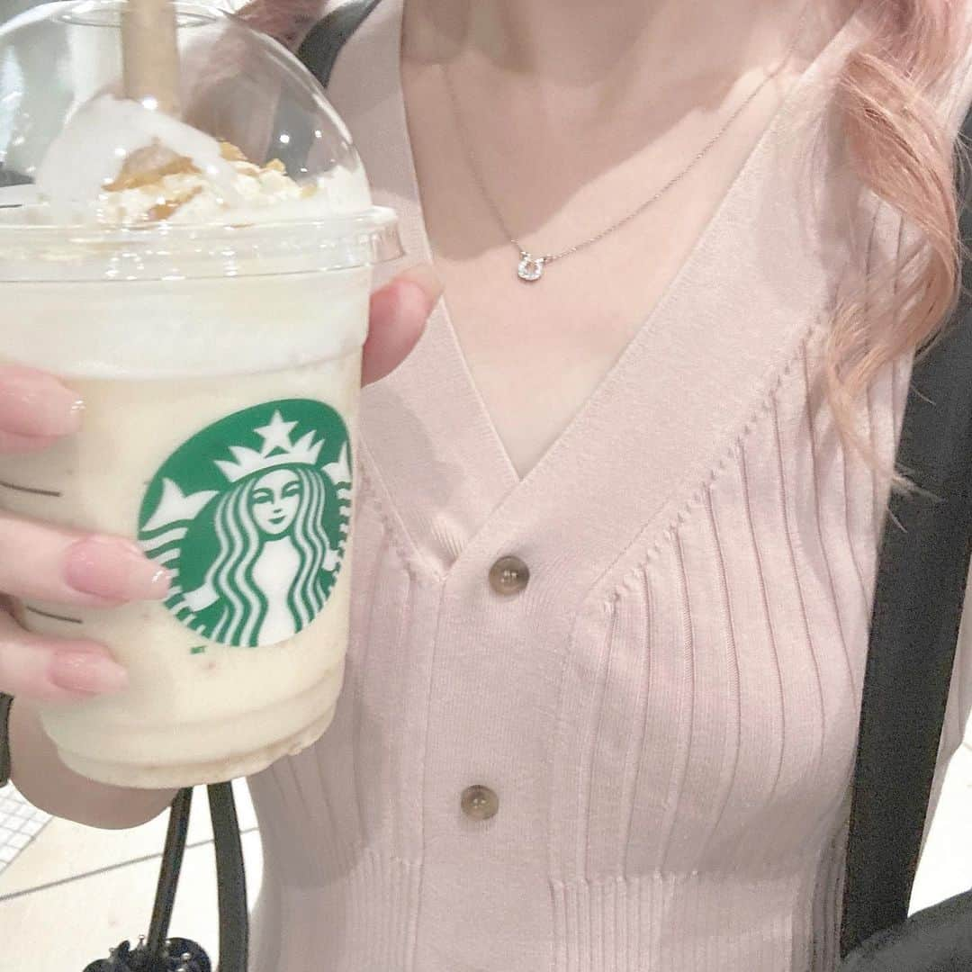 古谷柚里花さんのインスタグラム写真 - (古谷柚里花Instagram)「おさつバターフラペチーノ飲みたすぎて昨日配信終わりスタバに駆け込んで飲んだ🍠アーモンドミルクに変更して飲んだら美味しかった◎  ネックレス可愛いと思って買ったのにメンバーにオメガだの馬の蹄だの言われちゃったよ（; ;）（; ;）（; ;）（; ;） (後々可愛いって言ってくれました) #スタバ #スタバカスタム #おさつバターフラペチーノ #ピンクネイル #snidel」9月4日 18時26分 - uugirl_new_yurika