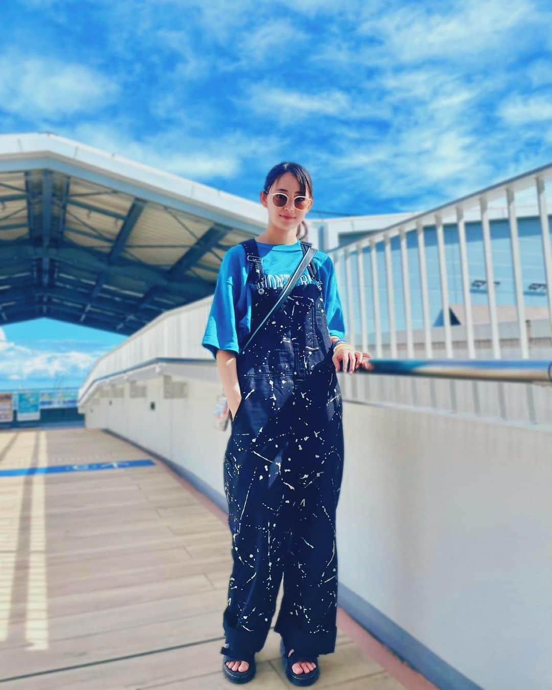 のインスタグラム：「お出掛け日和☀️  Tops @champion_japan  Salopette @____ikumi____  Shoses @drmartens_japan」