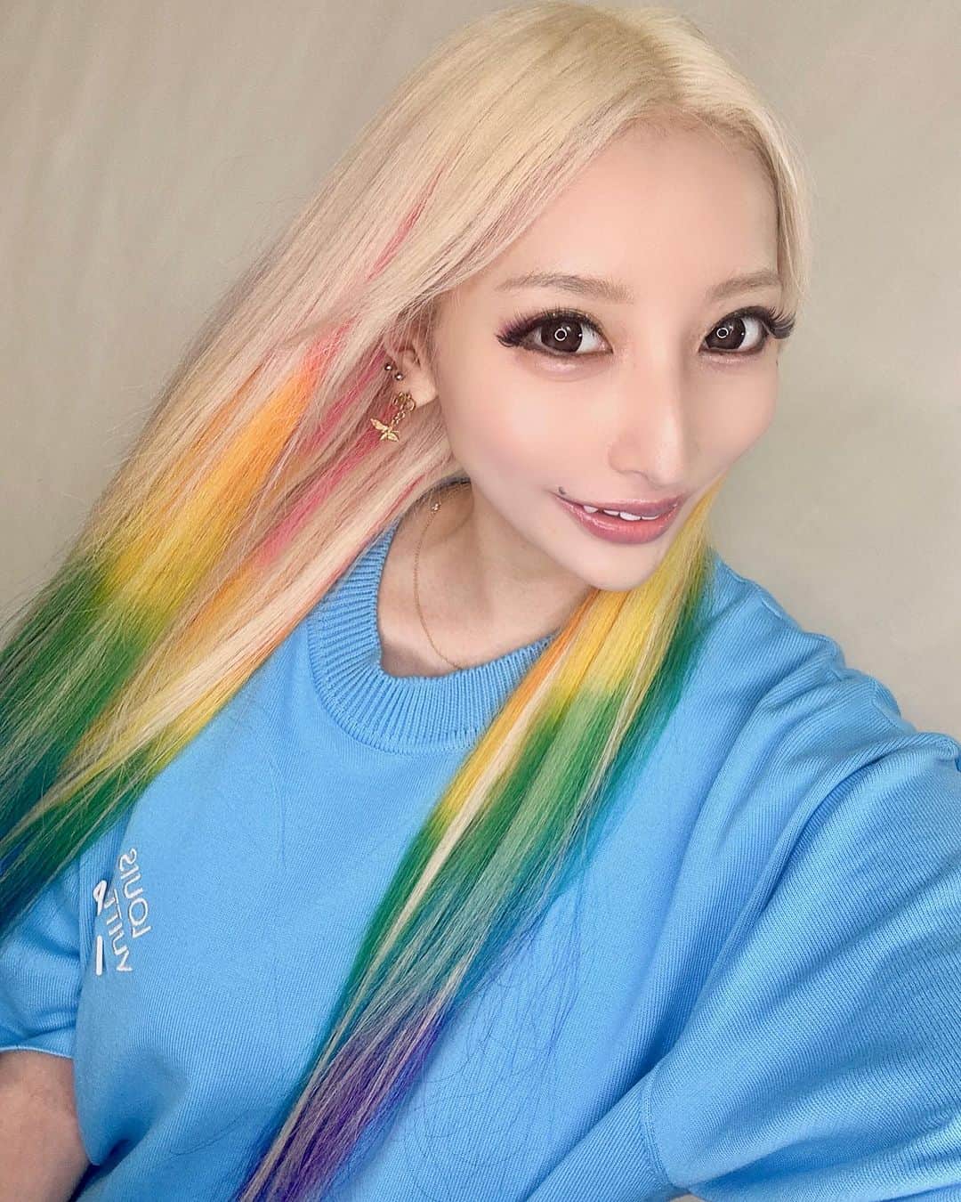 のインスタグラム：「アンククロス歌舞伎町で綺麗なレインボーに仕上げてもらいました♡ゆうさん @yuya.ac いつもありがとう😊❤️  #アンククロス #歌舞伎町 #アンクのエクステ質が良すぎる🥺」