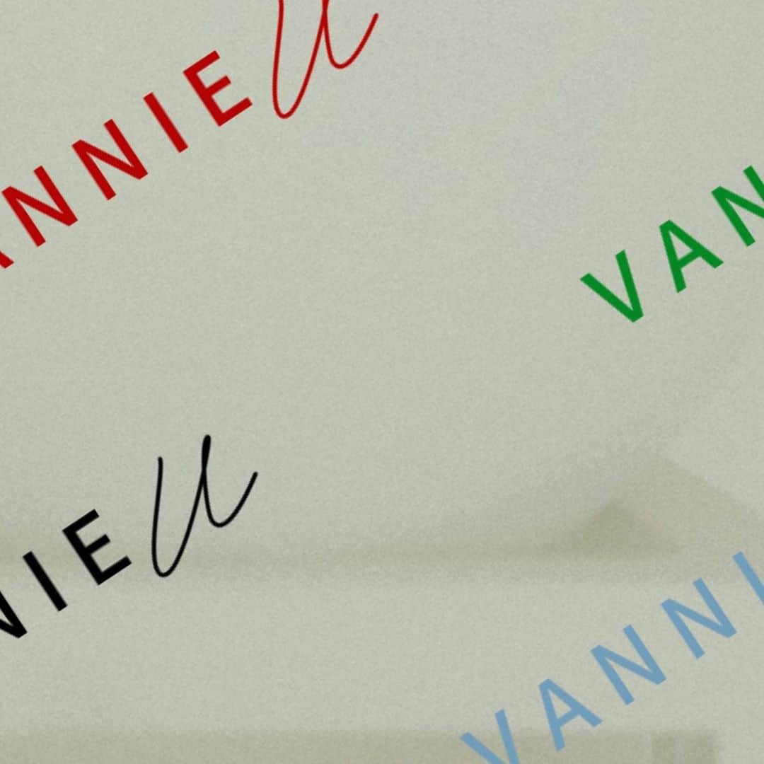 Vannie Officialのインスタグラム：「 ︎︎ 【変化を求める体に最上の纏いを。】 トレンドがガラッと変わりつつある今季。 今まで着たことの無い色を着てみたい、 今までしたことのない着こなしをしてみたい。 そんな挑戦欲求を満たせるアイテムを提案。 新しいジブン発見の手助け。 人はいつだって好きなジブンに変われる。  ︎︎ #vannie_u」