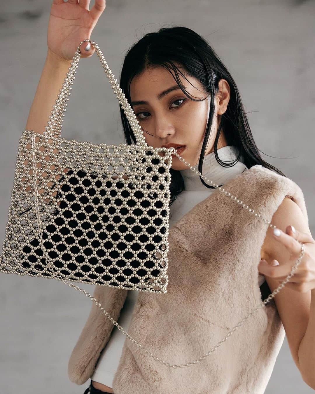 ENVYMのインスタグラム：「【𝐍𝐄𝐖𝐀𝐑𝐑𝐈𝐕𝐀𝐋🩶】 ⁡ ✔︎︎︎︎スクエアビーズBAG color/SILVER price/¥6,490 ⁡ 9月9日~発売予定🔥 ⁡ ■ポイント お問い合わせ多数！トレンドのビーズバッグ♪ ⁡ ■ディティール メタルビーズを使ったENVYMらしさもあるビーズバッグ！ 中にはベロア調の巾着バッグがセットになっています。 ショルダーチェーンは取り外し可能になっているので使い勝手も◎ ⁡ ⁡ ⁡ 🔥9/2~WEBSTOREで対象の予約商品が10%OFF🔥 ⁡ ⁡ ---------------------------------------- #envym」