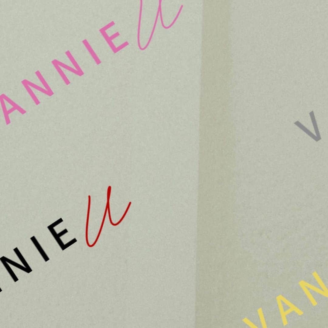 Vannie Officialのインスタグラム：「 ︎︎ 【変化を求める体に最上の纏いを。】 トレンドがガラッと変わりつつある今季。 今まで着たことの無い色を着てみたい、 今までしたことのない着こなしをしてみたい。 そんな挑戦欲求を満たせるアイテムを提案。 新しいジブン発見の手助け。 人はいつだって好きなジブンに変われる。  ︎︎ #vannie_u」