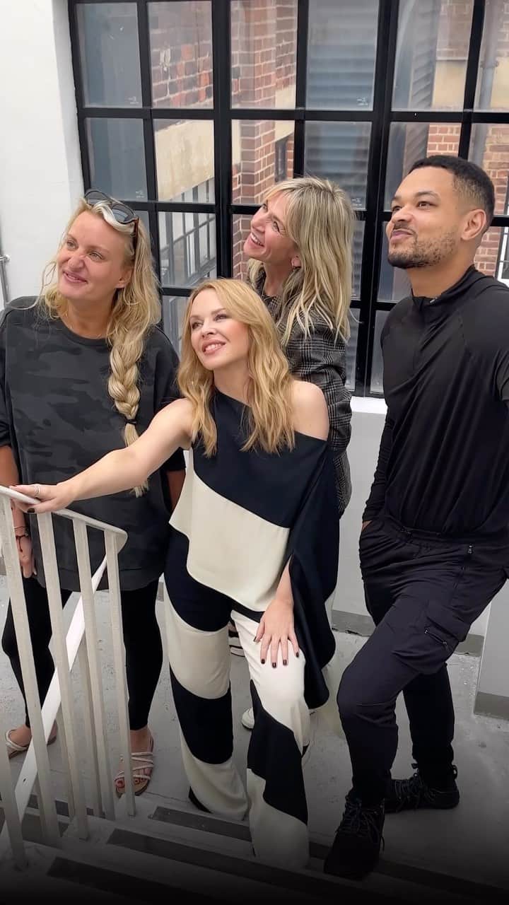 カイリー・ミノーグのインスタグラム：「still thinking about Friday 🥰  #FriendsRoundFriday with @kylieminogue @daisymaycooper @steven | Catch up on BBC Sounds 🎧」