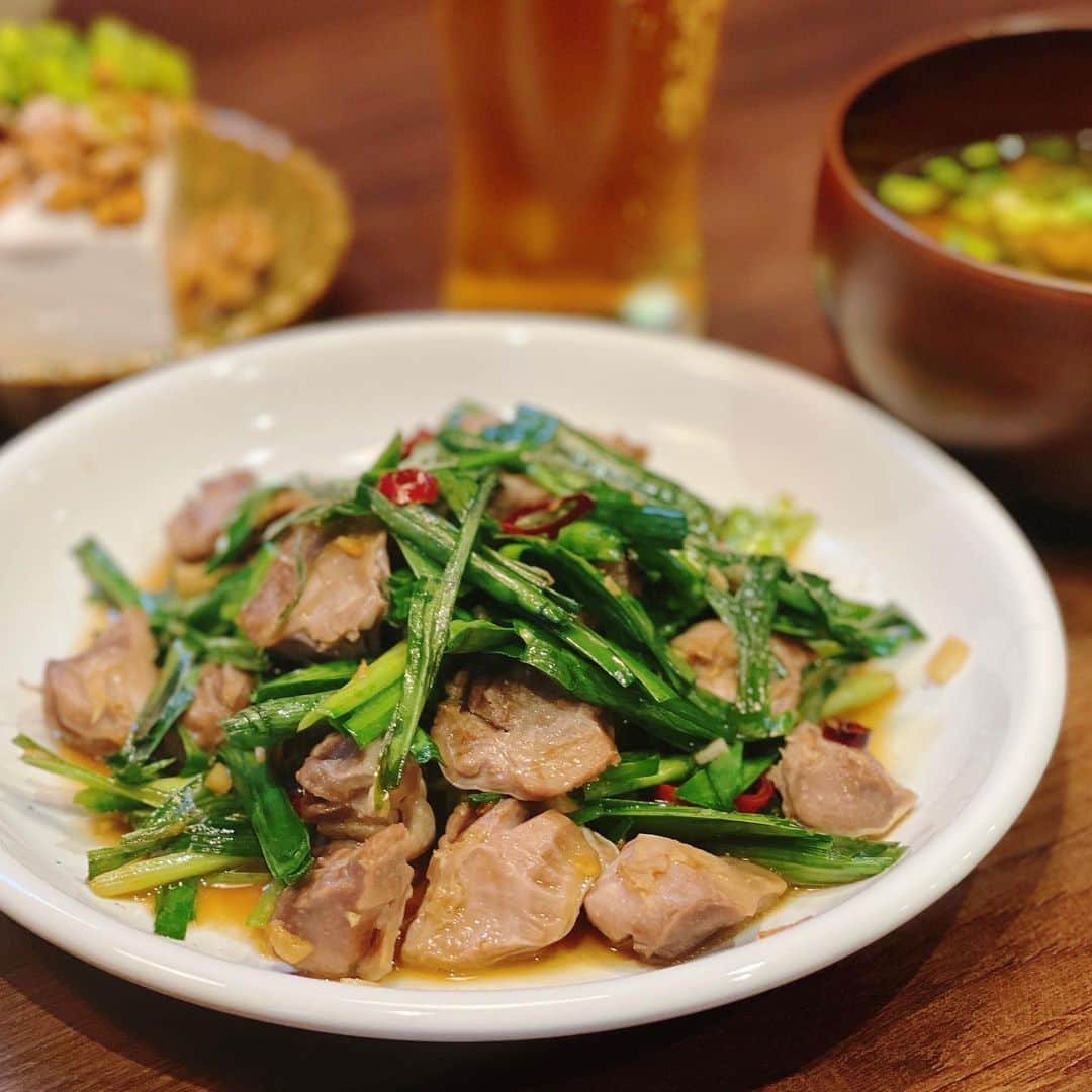 ゆうきのインスタグラム：「ビールに最高！ ニラたっぷり、砂肝の唐辛子炒め🌶️  ぱぱっと出来るので、 すぐ飲みたい時にぜひ！🍻  ✏︎レシピ⬇︎ 〜砂肝とニラの唐辛子炒め〜 【材料（2人分）】 ・砂肝……250g ・ニラ……1束 → 2cm幅に切る ・しょうゆ……小さじ1杯 ・塩……適量 a.サラダ油……大さじ1杯 a.輪切り鷹の爪……2本分 a.にんにく……1かけ → 芽を取りみじん切りにする  【作り方】 1. 砂肝は、外側にある銀皮(白い部分)を包丁で削ぎ落とすようにして切り落とし、ひと口大にする。上から2か所ほど切り込みを入れる。  2. 中火で温めたフライパンに（a）を入れて炒める。香りがたったら1を入れて塩をふって炒める。表面の色が変わったら、蓋をして弱火で2分ほど蒸し焼きにする。  3. 蓋を開けて中火にし、ニラを加えてさっと炒めたら、しょうゆを回しかけて炒め合わせる。仕上げに塩で味を整えて完成。  #おうちごはん#晩ごはん#夜ご飯#夕食#献立#レシピ#簡単レシピ#おうち居酒屋#おつまみ#マカロニメイト#晩酌#フーディーテーブル#砂肝 #dinner#japanesefood#foodpic#yummy」