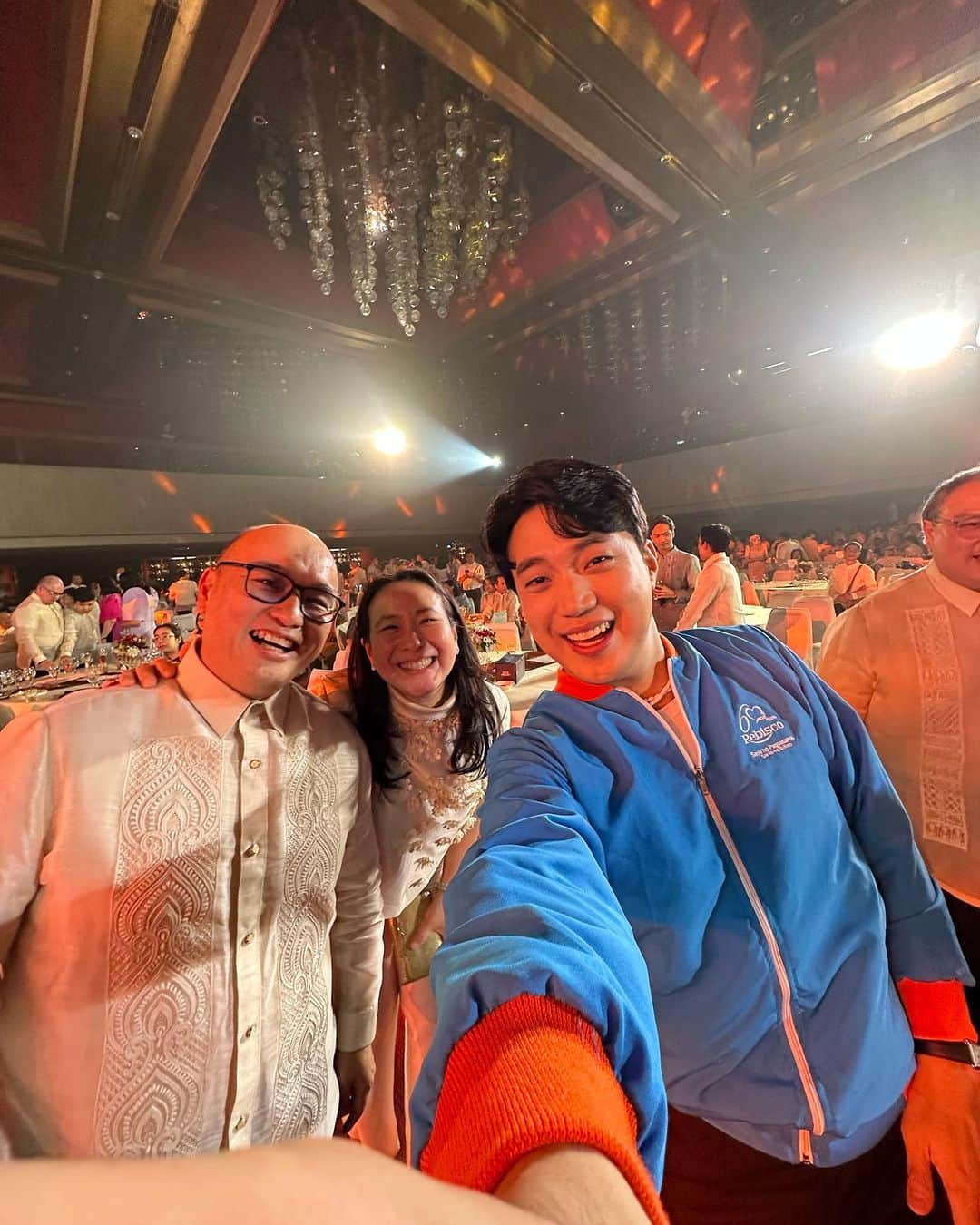Ryan Bangのインスタグラム：「Happy 60th anniversary to my @rebiscoph family ♥️ i love @fudgeebarr_ph so much 🫶」