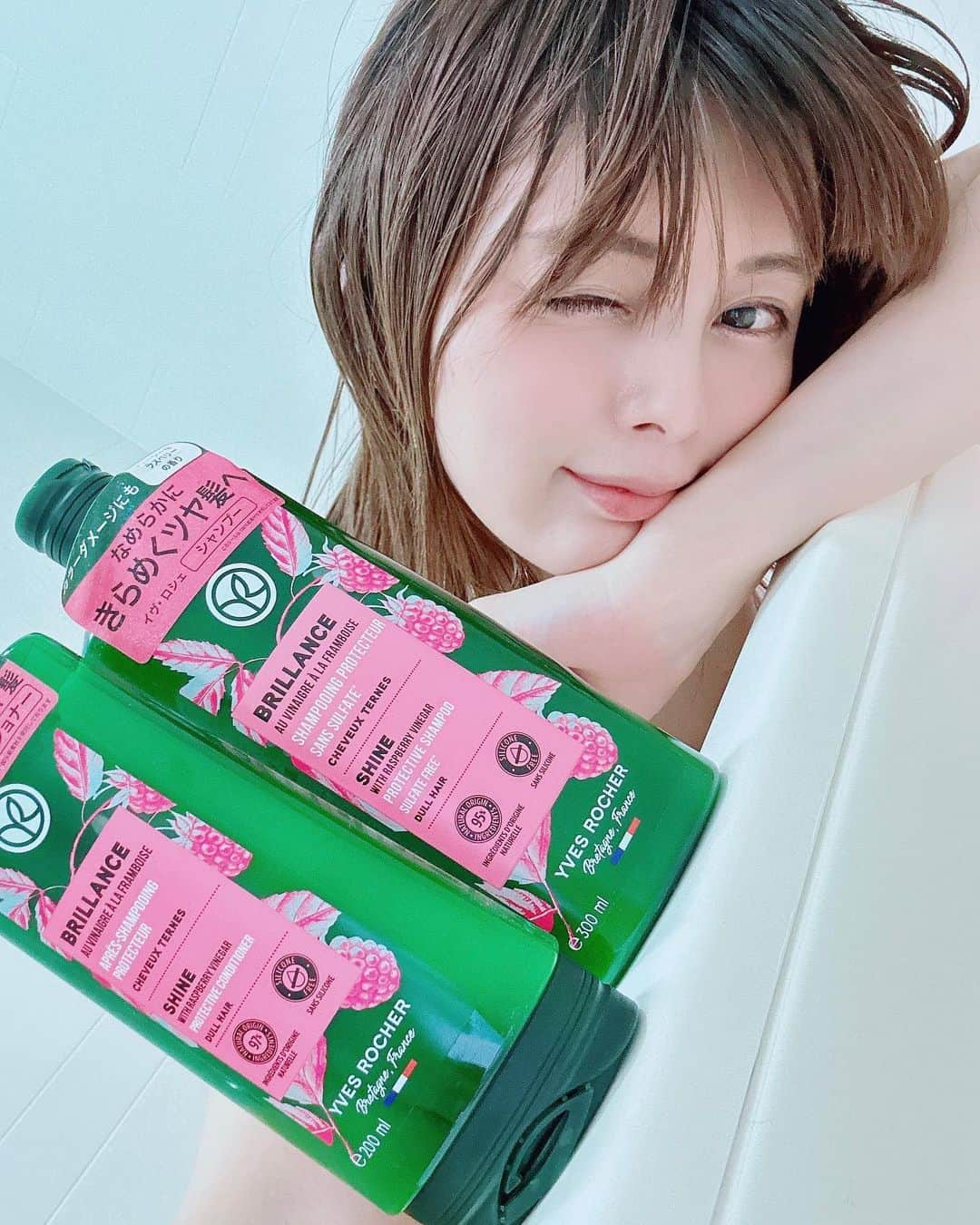 satomiのインスタグラム：「🇫🇷🛀🧴 ・ new hair care😇 フランスのヘアケアブランド「イヴ・ロシェ」🍇最近紫外線ダメージが酷いのでノンシリコンタイプに変更🛀🫧🫧 ・ くし通りの良いツヤ髪になるし カラーもちも良くなるの素敵☺️ 何より香りが好き♡かなりお風呂Timeが癒されるーー🫧🫧 ・ 来月髪切ろ！カラーもしよ！ ・ @yvesrocherjp #イヴロシェ #yvesrocher #リンシングピネガー #酢リンス #ビネガーライフ  #植物サイエンス  #ヘアケア #バスタイム #バスグッズ #お風呂 #サウナ  #サ活 #日焼け #ナイトプール #フランス旅行 #フランス料理 #パリ食堂 #おさつバターフラペチーノ 飲みたい #さつまいも #さつまいもダイエット #新作フラペチーノ」