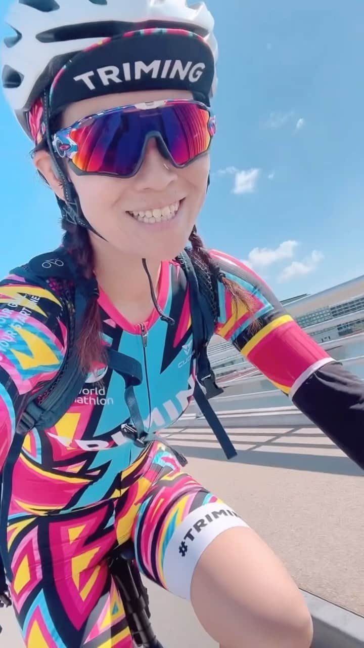 水越結花のインスタグラム：「🚴‍♀️ GOGOー！カフェライド🌈 ちょっとずつ秋の匂いしてきたね🍁 でもまだまだ夏は終わらない✨ みんなと一緒ならあっとゆうまの50km！☕️🥪 New戦闘服の着心地も最高⚡️💗 今月はライドも100km確定👍  thanx... #trimingfamily #多摩川スカイブリッジ」