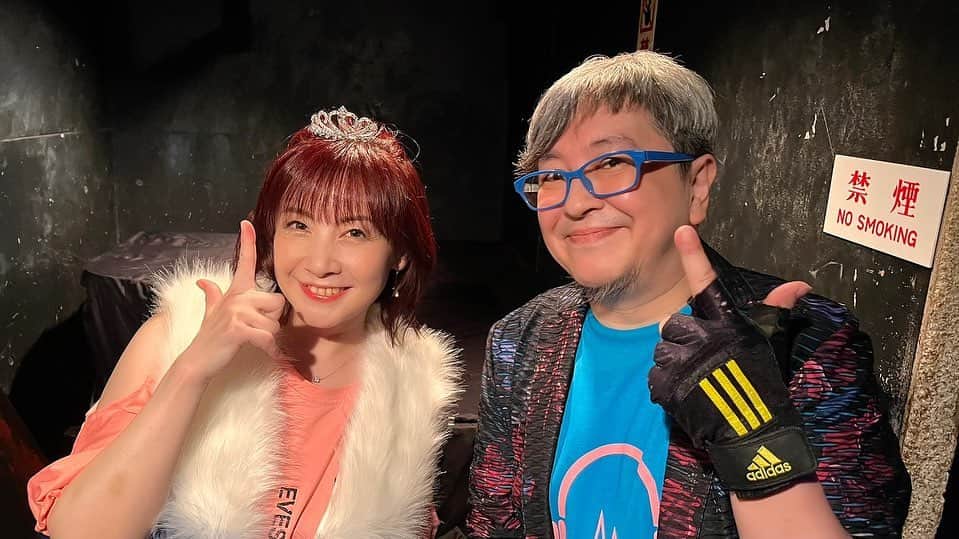 美郷あきのインスタグラム：「. 素敵にサポートしてくださった DJキャプテンGussyさん💙  ほんとに心強くて 特にNavelさんメドレーではめちゃくちゃワクワクする繋ぎをしてくださり 1曲1曲ごとに会場にいるみんなが喜んでくださっているのをリアルに感じれて嬉しくて最高すぎました✨🌟✨  ステージ前と後の写真です✌️  #美郷あき #キャプテンGussy #バースデーライブ #ゲーソンライブ #DJライブ #感謝」