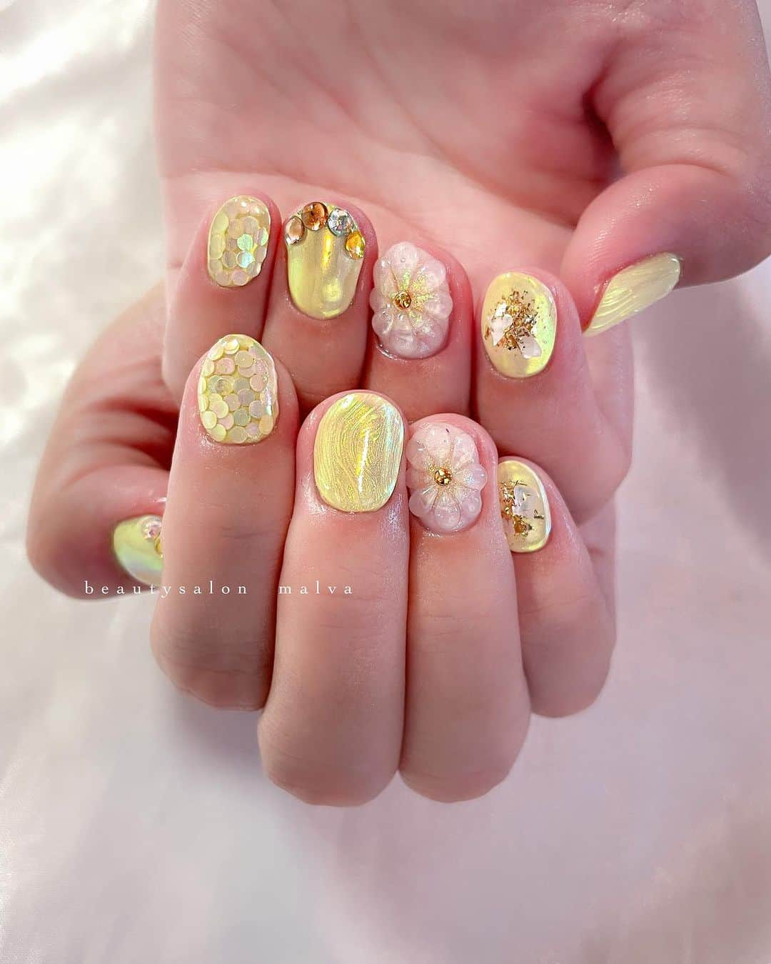 nailsalon malva（ネイルサロンマルヴァ）さんのインスタグラム写真 - (nailsalon malva（ネイルサロンマルヴァ）Instagram)「ハンドは【ベーシックプラス153】でご予約可能⭐️ 短い爪もデコラティブに💛 ⁡ フットは【フットベーシックプラス220】でご予約可能⭐️ ハンドとお揃いで最強夏ネイルでした☀️ ⁡ ↪︎ ネイルのケアと保証期間 ⁡ malvaのネイルはドライケア、カットスタイルも込みです。 保証期間は約4週間となります（※ご新規様は3週間となります）。 ⁡ ＿＿＿＿＿＿＿＿＿＿＿＿＿ ⁡ ⁡ 𝐛𝐞𝐚𝐮𝐭𝐲𝐬𝐚𝐥𝐨𝐧 𝐦𝐚𝐥𝐯𝐚⠀ 📍明治神宮前駅｜原宿駅　徒歩𝟑分 ⠀ 💬ご予約やお問い合わせ 𝐋𝐈𝐍𝐄から承っております @ 𝐦𝐚𝐥𝐯𝐚 ⁡ お気軽にご連絡ください♡ ⁡ ⁡ ＿＿＿＿＿＿＿＿＿＿＿＿＿＿ ⁡ ▸ジェルネイル｜スカルプ｜ネイルケア ▸まつげカール｜まつげエクステ｜ワンホンエクステ ▸ハーブよもぎ蒸し ▸ワックス脱毛 ⁡ \ アシスタント募集中💁‍♀️ / ⁡ ▸リモート可オンラインの画像動画制作アシスタント ▸サロンワーク全般アシスタント ⁡ ⁡ #フラワーネイル #ぷっくりネイル #レモンイエロー  #シースルーネイル #malva #malvaネイル  #ショートネイル #春夏ネイル  #3dネイル #原宿ネイル #お花ネイル  #表参道ネイル #東京ネイルサロン　#明治神宮前ネイル #新宿ネイル #千駄ヶ谷ネイル  #harajukunails #tokyonails #tokyonailsalon ⁡」9月4日 9時52分 - malva_nail