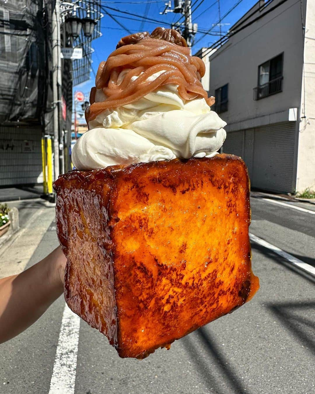 Coffee & Toast Tokyoのインスタグラム：「"薫る" 栗のモンブランぱん‼︎ 🌰🌰🌰🌰🌰🌰🌰🌰🌰  “In Japan, a delicious chestnut cake is called Mont Blanc. It disappears quickly like a mirage, so you won't be able to climb it.”  秋を感じる、栗のクリームを表面カリッとキャラメリゼしたパンと一緒に。  栗の味わい、秋にはたまらんです😋😋😋  9月5日(火)6日(水)は、 仕込みのため、店休となります。  “Have a great day.”  . . . . #薫る栗のモンブランぱん #モンブラン  #モンブラン好き  #chestnut  #chestnutcake  #栗  #マロン  #マロンスイーツ  #montblanc  #montebianco  #montblancauxmarrons  #マロンパイ   #三軒茶屋ランチ  #世田谷線カフェ  #パンスタグラム  #東京カフェ  #三軒茶屋カフェ #三軒茶屋  #パン #三茶カフェ  #三茶 #田園都市線カフェ #コーヒーアンドトースト  #coffeeandtoast #foodie  #foodiegram #キャラメリゼ  #caramelized #秋スイーツ」