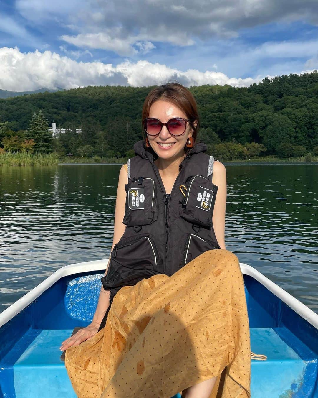 園原ゆかりさんのインスタグラム写真 - (園原ゆかりInstagram)「🛶 まるで絵のようなお天気の蓼科湖 ソフトクリームを食べて ボートに乗って 最後の？夏らしい時間を満喫  🍦  子どもの頃からこのあたりは 夏になると毎年来てたんだけど 最近すごく発展して 観光地化しています  嬉しいような、なんだか複雑な気持ち でもやっぱり嬉しいかな  #大人の夏休み  #遅い夏休み  #蓼科湖 #長野生活」9月4日 9時49分 - yucari0108