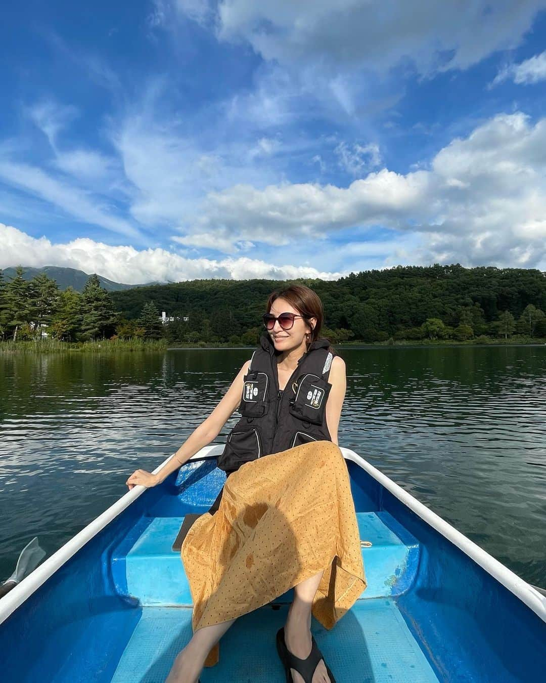 園原ゆかりさんのインスタグラム写真 - (園原ゆかりInstagram)「🛶 まるで絵のようなお天気の蓼科湖 ソフトクリームを食べて ボートに乗って 最後の？夏らしい時間を満喫  🍦  子どもの頃からこのあたりは 夏になると毎年来てたんだけど 最近すごく発展して 観光地化しています  嬉しいような、なんだか複雑な気持ち でもやっぱり嬉しいかな  #大人の夏休み  #遅い夏休み  #蓼科湖 #長野生活」9月4日 9時49分 - yucari0108