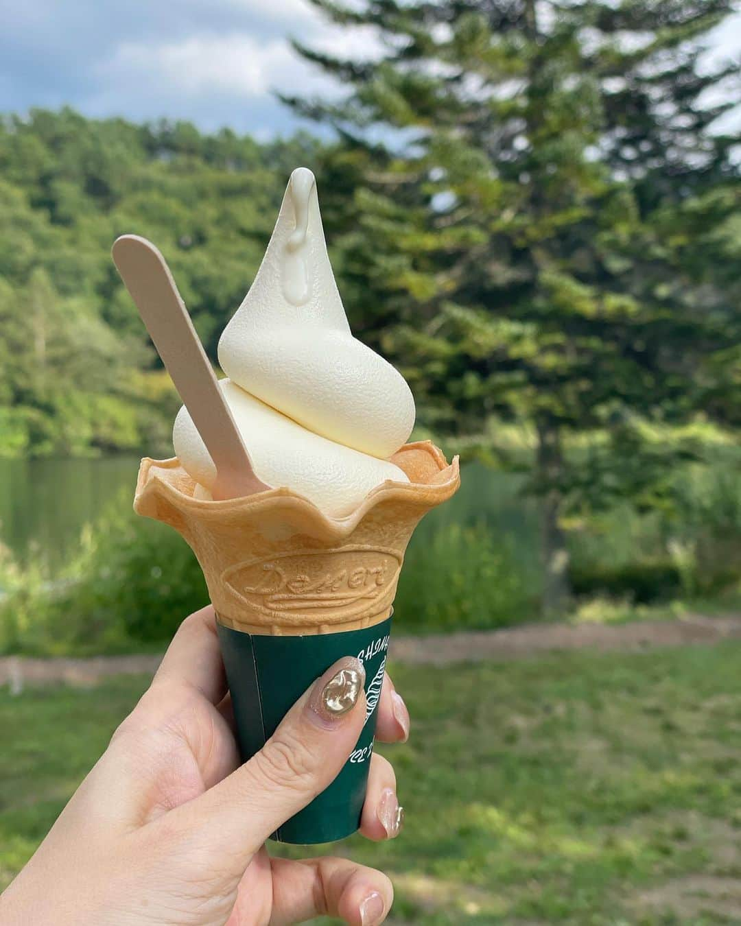 園原ゆかりさんのインスタグラム写真 - (園原ゆかりInstagram)「🛶 まるで絵のようなお天気の蓼科湖 ソフトクリームを食べて ボートに乗って 最後の？夏らしい時間を満喫  🍦  子どもの頃からこのあたりは 夏になると毎年来てたんだけど 最近すごく発展して 観光地化しています  嬉しいような、なんだか複雑な気持ち でもやっぱり嬉しいかな  #大人の夏休み  #遅い夏休み  #蓼科湖 #長野生活」9月4日 9時49分 - yucari0108