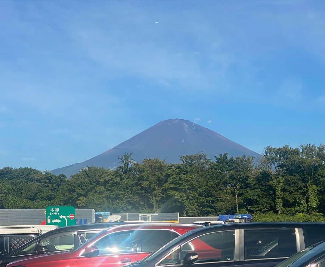 猫ひろしさんのインスタグラム写真 - (猫ひろしInstagram)「初富士山。 御殿場口から、トレイルランナーの川崎雄哉さんのアテンドで水曜練習会のメンバー、高橋さん、ゆきもとさん、酒井さん、けんご君で登頂！  川崎さんの走りかっこよかった！  そして初富士山怖さと興奮が、入り混じった感じ！  富士山登って降りて、５時間40分。  いやー前腿パンパン  下りの走りは、脚が止まれない感覚初めてで怖かった！！  でも晴れてたこともあって、景色が物凄くて感動した  川崎さん、水曜練習会の皆さんお疲れ様でした！  終わった後の帰りの温泉、食事、車内が最高に楽しかった。  大人になって、共通の趣味を持った仲間で遊ぶのも最高。  またどこか行きましょう！ニャー  #富士山 #川崎雄哉  #なんとなくマラソンあるある #くだRUN #ハーフマラソン  #ランニング #フルマラソン #ジョギング #マラソン #ランニングウェア #ランニングスタイル #ランニング男子　#マラソン好きと繋がりたい #ランニング好きな人と繋がりたい　#ランナーさんと繋がりたい #猫ひろし #芸人 #ランニャー #カンボジア #ハシリマシタグラム #ランスタグラム中年の部 #ハイテクタウン #DEUX #もみじはりきゅう整骨院  #ワハハ本舗 #マッスルテック #エクステンド #ボディメーカー #Polar #ランニャーソックス」9月4日 9時49分 - cat_hiroshi
