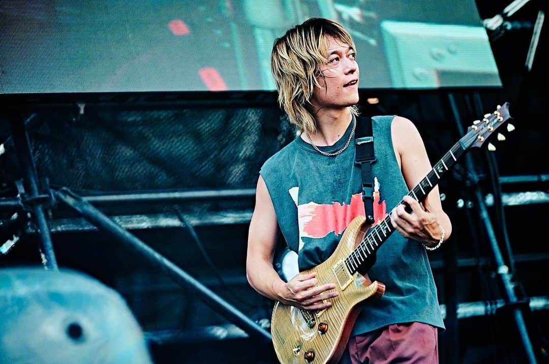 Toru のインスタグラム：「数々の先輩バンドを地元に呼び集める彼らは同世代として誇らしい！今年も呼んでくれてありがとう🔥 そして熊本のオーディエンス激アツでした！ @wanima_wanima  #1chancefestival2023 #oneokrock  📸 @hamanokazushi」