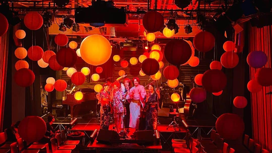 小西遼生さんのインスタグラム写真 - (小西遼生Instagram)「#夏の心音2023  全4公演終演しました ありがとうございました 祭りのあとに雨が降り、今日は涼しい 今年最後の夏の日を大好きな皆と心残りなく過ごせた最良の #晩夏の宴 と成りました  直接皆さんの楽しそうな表情が見れて、声が聞けて本当に幸せです  この晩夏の灯が皆さまにとってもいつまでも心地良く今年の夏の想い出と成りますように  #堺敦生 #一丸聡子 #会田桃子 #えがわとぶを   配信をご購入頂いた方は本日9/4の19時よりアーカイブが視聴可能となります。 昨晩は配信側の誤りでアーカイブ映像がそのまま視聴可能になっていたようです。また、最後に流れるエンディング動画が予定と異なるものが流れていたので、一部差し替えて配信いたします。お楽しみください。 配信でグッズも購入出来るので、買って♪」9月4日 9時54分 - ryosei_konishi_official