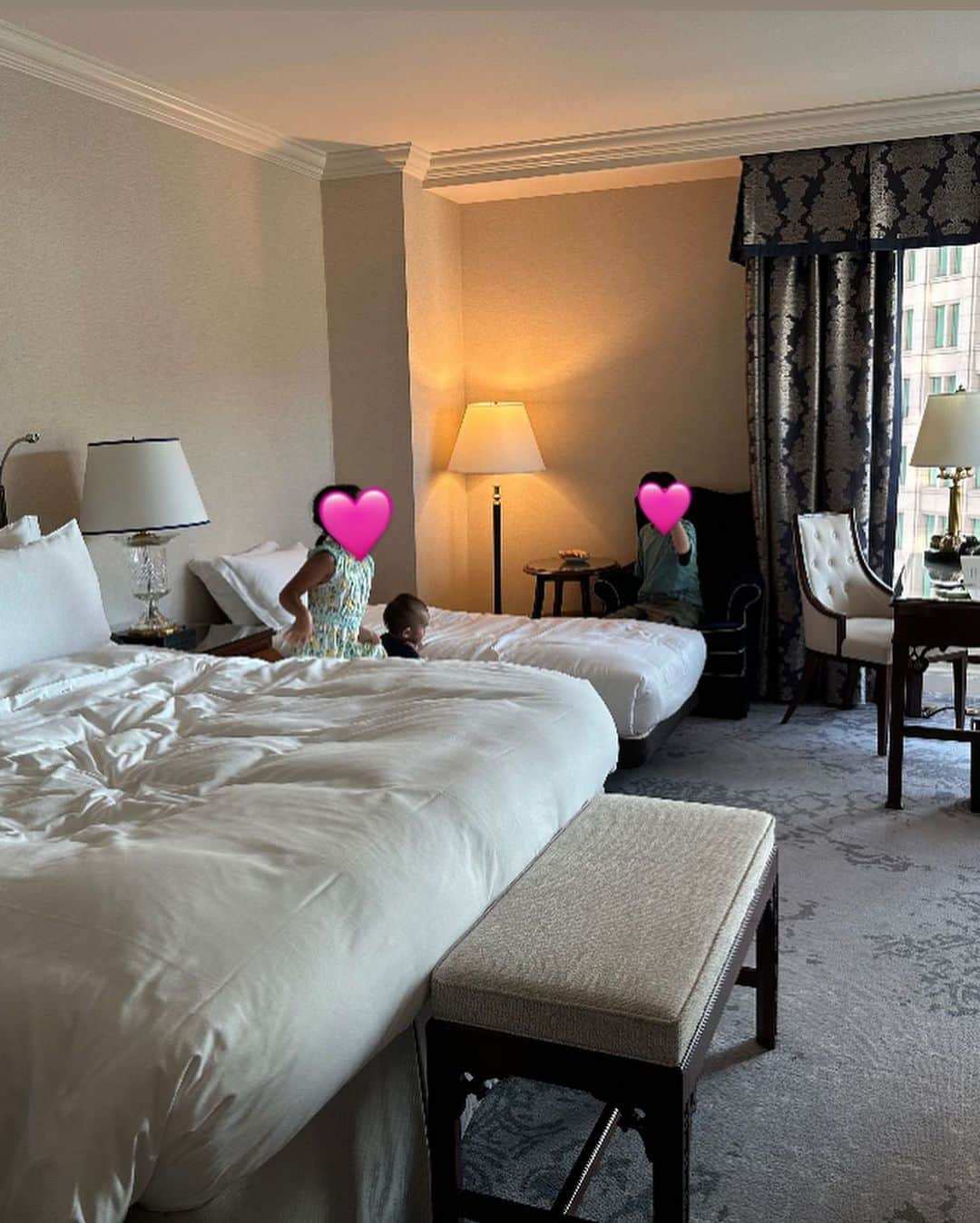 ゆうかさんのインスタグラム写真 - (ゆうかInstagram)「The Ritz-Carlton Osaka🕊️ @ritzcarlton.osaka  . 大阪駅からとっても近くて 0歳からでもプールOK🥹❤️(19時まで) . ⭐️高層階エグゼクティブルームにアップグレード ⭐️朝食も12才以下はMBAプラチナ特典で無料 ⭐️2000円デポジットで大人2名分朝食ビュッフェ料金から抜いてもらいました🥰 ⭐️3人部屋に添い寝2名で家族5人で一部屋に宿泊可能◎ ⭐️予約取りやすい◎ . . 旅行中は @alface_lohas のフェイスマスク持って行ってケアしたよ🩷 . . ⭐️はMBAのプラチナレポ書いてみた♪ 検討してる人参考にしてみてね☀️ . #ゆうかプラチナレポ . #3児ママ #10歳差兄弟 #10歳差育児 #小学生ママ#1歳 #3人兄弟　#無料宿泊レポ #子連れスポット #子連れ旅行 #子連れユニバ #子連れok #大阪観光  #大阪子連れ #大阪ホテル  #リッツカールトン大阪 #リッツカールトン  #mbaプラチナ旅  #マリオットボンヴォイ  #アラサーコーデ #アラサー美容 #アラサーママ#フェイスパック」9月4日 18時30分 - yuuka_japan