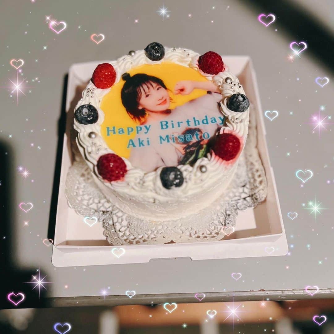 美郷あきのインスタグラム：「ありがとう。ありがとう。  BDライブなのに自分が誕生日ということより他の事柄で気持ちがいっぱいでまさかケーキをサプライズで準備してくださるなんてミクロも予想していませんでしたので驚きと感謝！  朝早く会場入りで何から何までお手伝いして下さっていたのにいつ購入してくれたのか…🤔  みんな歌ってお祝いしてくれて嬉しかったです😭🎂🩷 泣きそうなのをグッとこらえました。  #美郷あき #バースデーライブ #ゲーソンライブ #バースデーケーキ #ありがとう #感謝 #ありがとうございます」