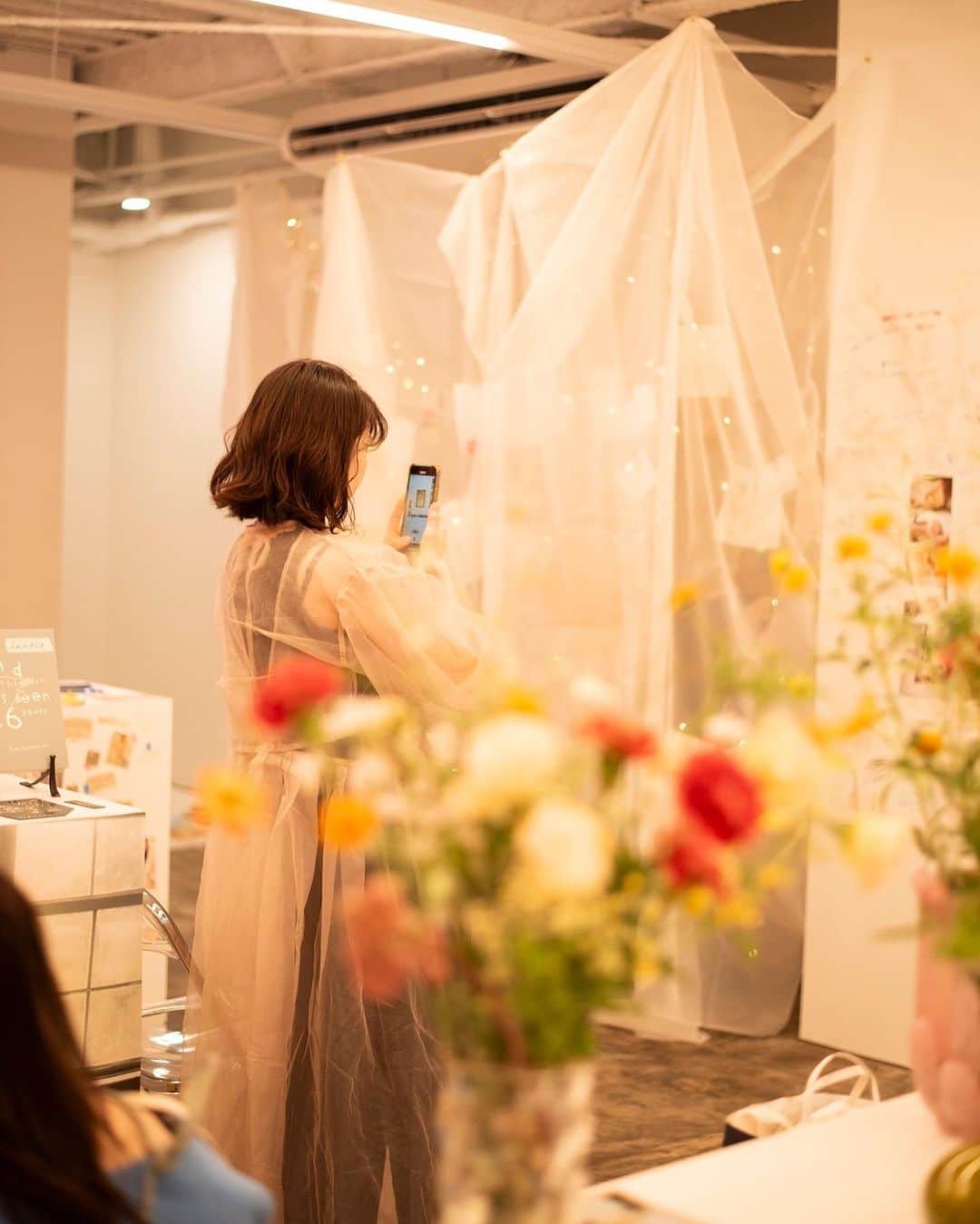 花盛友里のインスタグラム：「このあと13時から『脱いでみた』展　最終日スタートです。  雨なんかーい！！！  みんな来てくれるのかなドキドキ、、で、今日は全然眠れなかったよ。。  先週の原宿での展示に続いて2週連続の写真展、心も身体も全部全部今あるもの出し切って、今日を迎えます。  昨日もたくさんの方といろんな話できたなぁ。 出逢いに感謝。 みんながそれぞれのやり方で自由な時間を過ごしていて、『まだもうちょっといたいなぁ』って戻って来てくれたり、一緒に来た子と別々で残ってのんびりしてくれたりして、子供達は自由に絵を描いてキャッキャしていて、そんな全てに愛が溢れてて、それをみているのが本当に幸せ。 写真展じゃなく、『脱いでみた。』展だよ。みんなが来てくれて、みてくれて、そこにいてくれて初めて一つになって完成するのだ🤍  写真集もまだあるよー！今日もみなさまお待ちしてます🤍  『脱いでみた。』展  場所：SHABA KAGURAZAKA @shaba_gallery  期間：2023.9.1（fri）-  9.4（mon）  13:00 - 19:00 ＊本会期中は定休日の月曜も営業いたします。  〒162-0818 東京都新宿区築地町8 ワタナベビル 1F TEL. 03 6280 7589 マップで『写場』と検索してね。  Photo by @chihiro_peco」