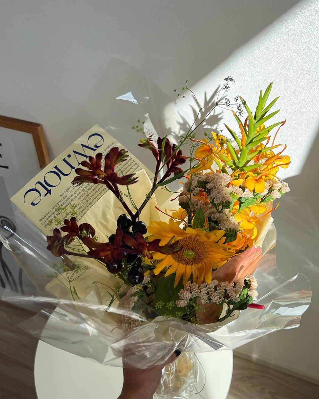 伊原葵のインスタグラム：「お家にお花がたくさん〜🌼✨」