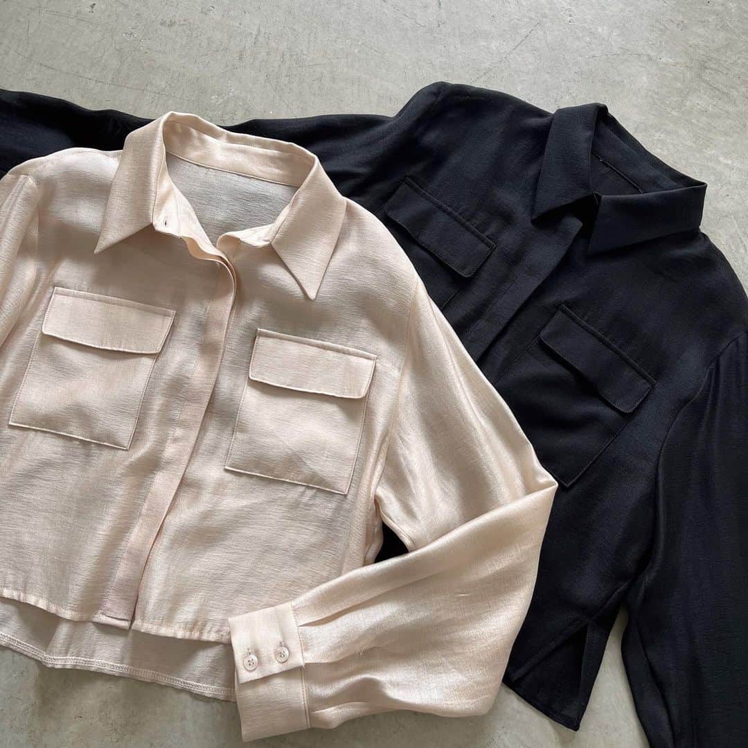 デュラスアンビエントのインスタグラム：「#シアーポケットシャツ <Beige, Black> 【9/11(MON)20:00-】  この時期、一枚あると便利なシアーシャツが到着。  品のいい微光沢で、軽やかでありながらしっかりとした生地感で、肌が透けすぎないのも初秋に相応しい。  肌を明るく見せるベージュ、重くなり過ぎないブラックの2色展開は、夏から秋にかけて移る季節に寄り添ってくれる、汎用性の高い一枚です。  ＿＿＿＿＿＿＿＿＿＿＿ ✔︎ @ambient_styling #AMBIENT #ambient_official #ambientstyle #アンビエント #23aw #秋コーデ #シャツ #シャツコーデ」