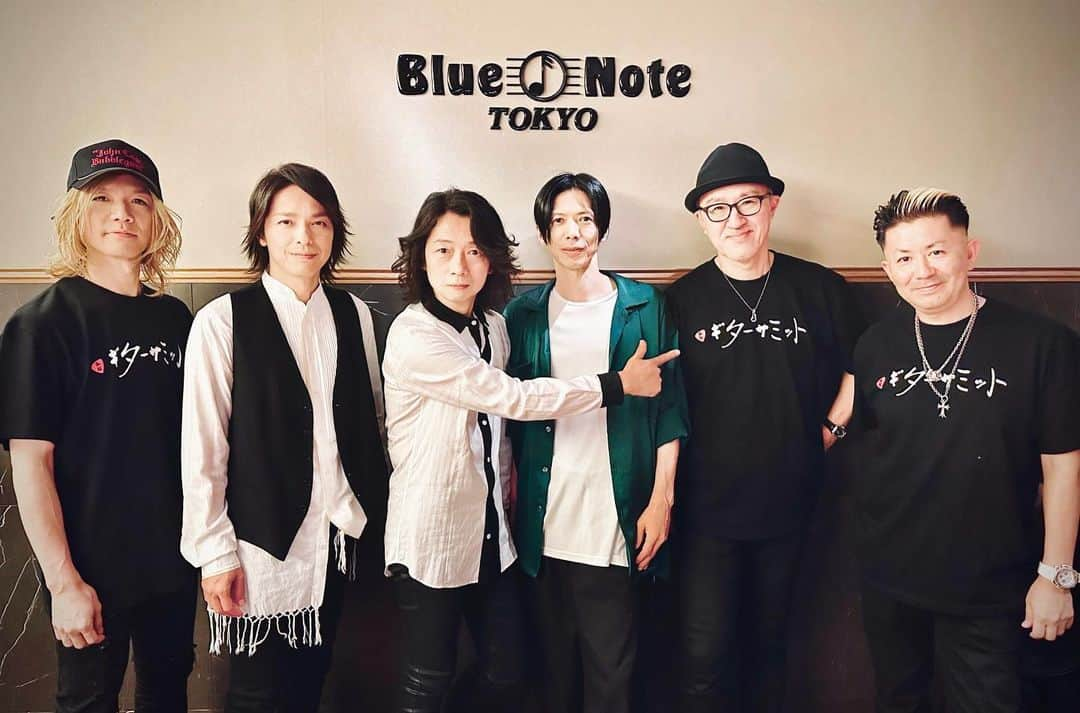 増崎孝司さんのインスタグラム写真 - (増崎孝司Instagram)「B ZONE Guitar Summit 2023、今年も沢山の彩りで楽しかったです。ご来場頂きありがとうございました！ 新曲の”Clouds”、秋を想わせる風も少し吹いた様な気がします🍂 またいつかお会いしましょう ＊リハ後にベーシストのエフェクトについて色々な協議をしてる絵も付け加えておきます #guitarsummit2023」9月4日 10時11分 - takashimasuzaki