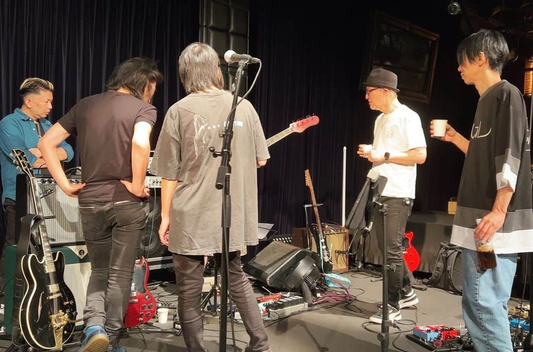 増崎孝司さんのインスタグラム写真 - (増崎孝司Instagram)「B ZONE Guitar Summit 2023、今年も沢山の彩りで楽しかったです。ご来場頂きありがとうございました！ 新曲の”Clouds”、秋を想わせる風も少し吹いた様な気がします🍂 またいつかお会いしましょう ＊リハ後にベーシストのエフェクトについて色々な協議をしてる絵も付け加えておきます #guitarsummit2023」9月4日 10時11分 - takashimasuzaki