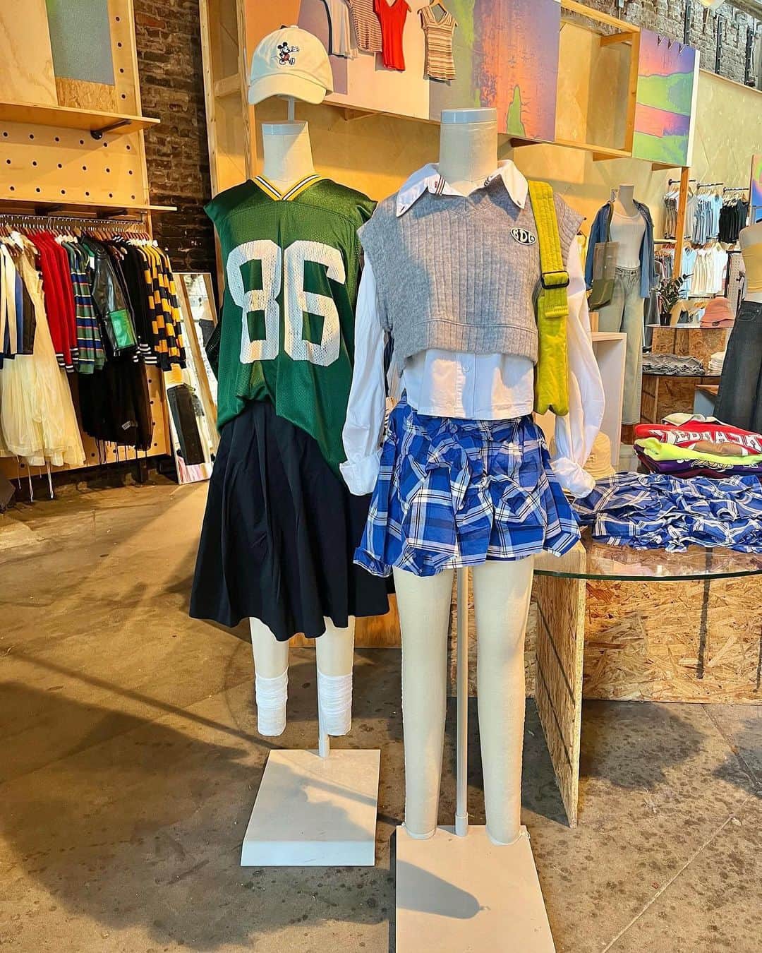 Urban Outfittersさんのインスタグラム写真 - (Urban OutfittersInstagram)「So many looks to love at your local Urban Outfitters. ♥️ Tag you and your besties. @uocarolinas #UOdisplay」9月4日 10時15分 - urbanoutfitters