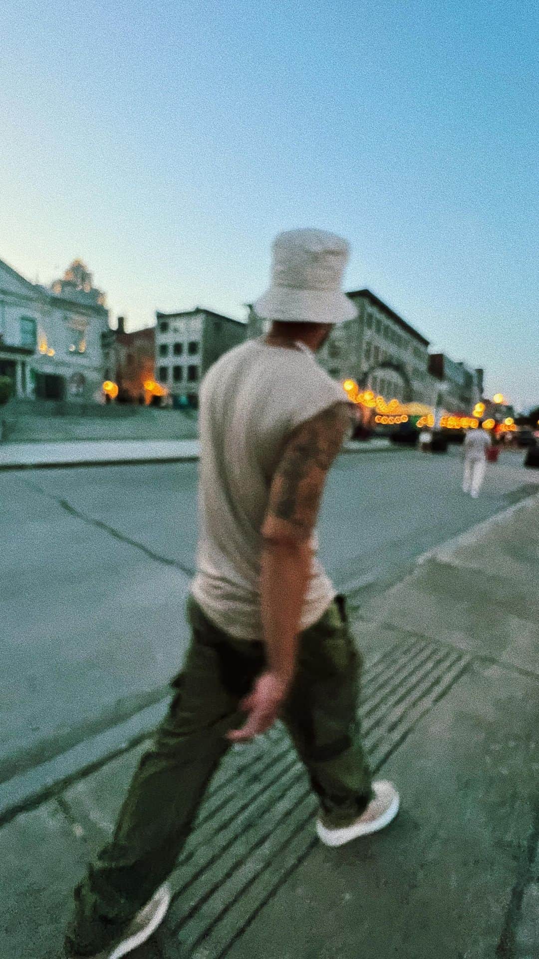 プリンス・ロイスのインスタグラム：「Ya en las calles de Montreal 😈 see ya tomorrow」