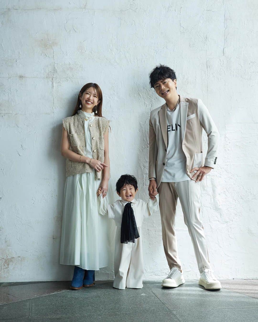 舟山久美子（くみっきー）のインスタグラム：「ちぇちぇくん2歳のお誕生日前に ずっと撮りに行きたかったスタジオで撮ってもらったよ🥹🤍  @marlmarl_tokyo  @studio_marlmarl   もう、、、可愛いすぎて夫婦で吐息が止まらない一日😮‍💨🤍  衣装はスタジオで借りれるんだけどこれがまた可愛過ぎて…きゅん🥹  私たちは芝公園スタジオでお願いしましたが、徹底されたMARL MARLの世界観に虜になりました🥹  スタッフさんも、本当に良くしてくださって、大切な日はまたお願いしたいなぁ☺️  そしてちぇちぇくん…あっという間に2歳。本当に早かった🥹  誕生日当日もとにかくたくさん笑顔がみれて嬉しい一日でした🦖  #家族　#家族写真　#2歳誕生日 #家族コーデ　#家族写真撮影 #ファミリーフォト　#2歳ママ #ハッピーバースデー　#オシャレキッズ #家族ムービー　#男の子ママ」