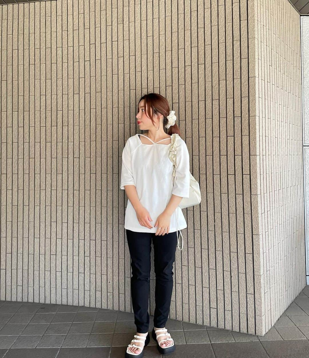 erinaさんのインスタグラム写真 - (erinaInstagram)「帰省すると帰宅後ちょっと実家ロスになる。笑　あるあるだよね？←  この夏大活躍した @osharewalker_officialsite のレギパン!! とにかく伸びる😳 すっごく動きやすいのにシルエットも◎  保育士でやんちゃな甥っ子の子育てに奮闘中の妹にもすぐおすすめした🙌🏻笑  私は使いやすいブラックを選んだけどカラバリも豊富だったよ！ 是非チェックしてみてね📣 ・ ・ ・ #osharewalker#オシャレウォーカー#nOrLABEL#レギンスパンツ#PR#レギパン#大人カジュアル#低身長コーデ#ママコーデ#男の子ママ#細見えコーデ#骨格ストレート#30代コーデ#着回しアイテム#mamagirl#partegram#osharewalker_snap」9月4日 10時20分 - enappi_148