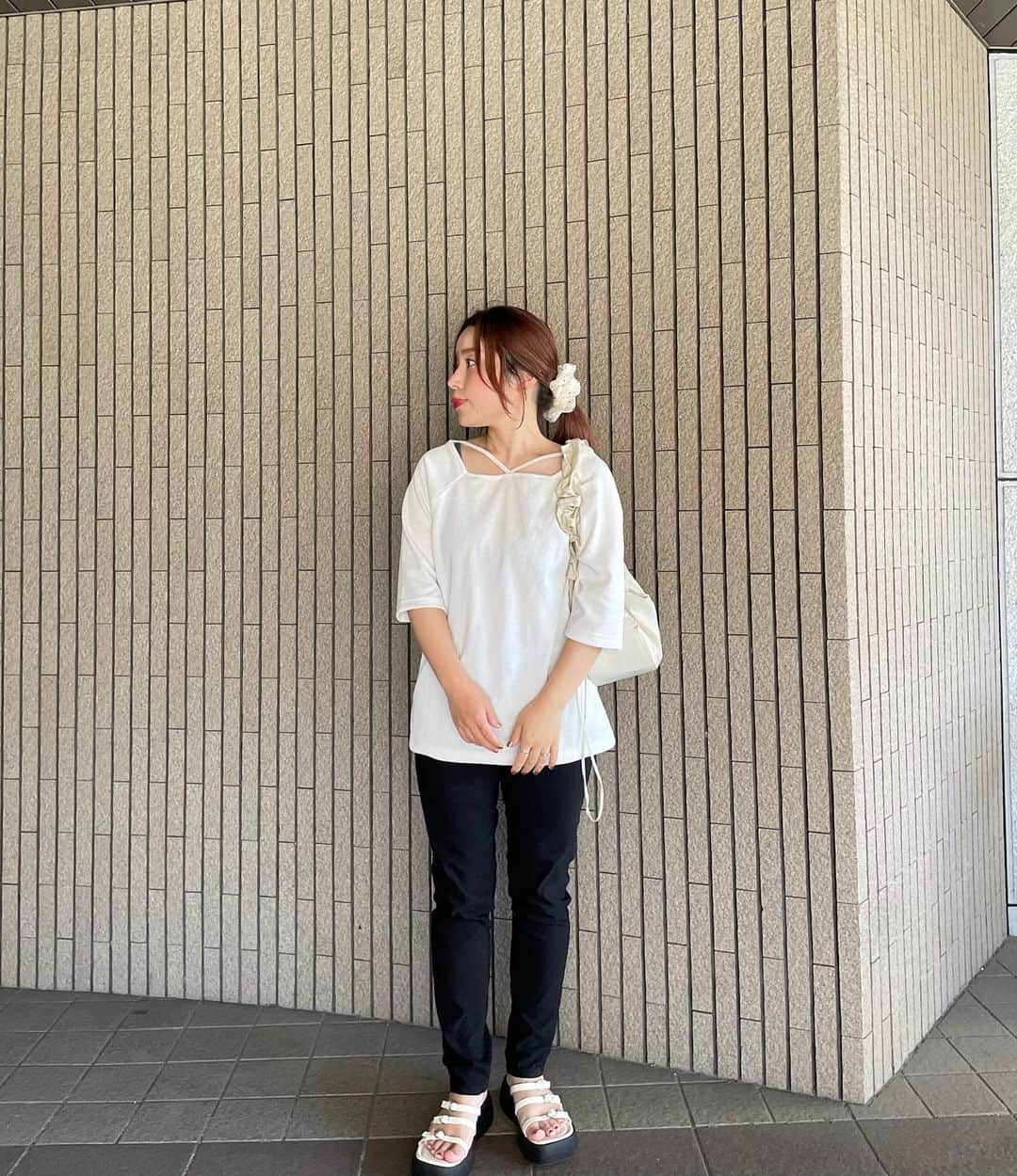 erinaのインスタグラム：「帰省すると帰宅後ちょっと実家ロスになる。笑　あるあるだよね？←  この夏大活躍した @osharewalker_officialsite のレギパン!! とにかく伸びる😳 すっごく動きやすいのにシルエットも◎  保育士でやんちゃな甥っ子の子育てに奮闘中の妹にもすぐおすすめした🙌🏻笑  私は使いやすいブラックを選んだけどカラバリも豊富だったよ！ 是非チェックしてみてね📣 ・ ・ ・ #osharewalker#オシャレウォーカー#nOrLABEL#レギンスパンツ#PR#レギパン#大人カジュアル#低身長コーデ#ママコーデ#男の子ママ#細見えコーデ#骨格ストレート#30代コーデ#着回しアイテム#mamagirl#partegram#osharewalker_snap」